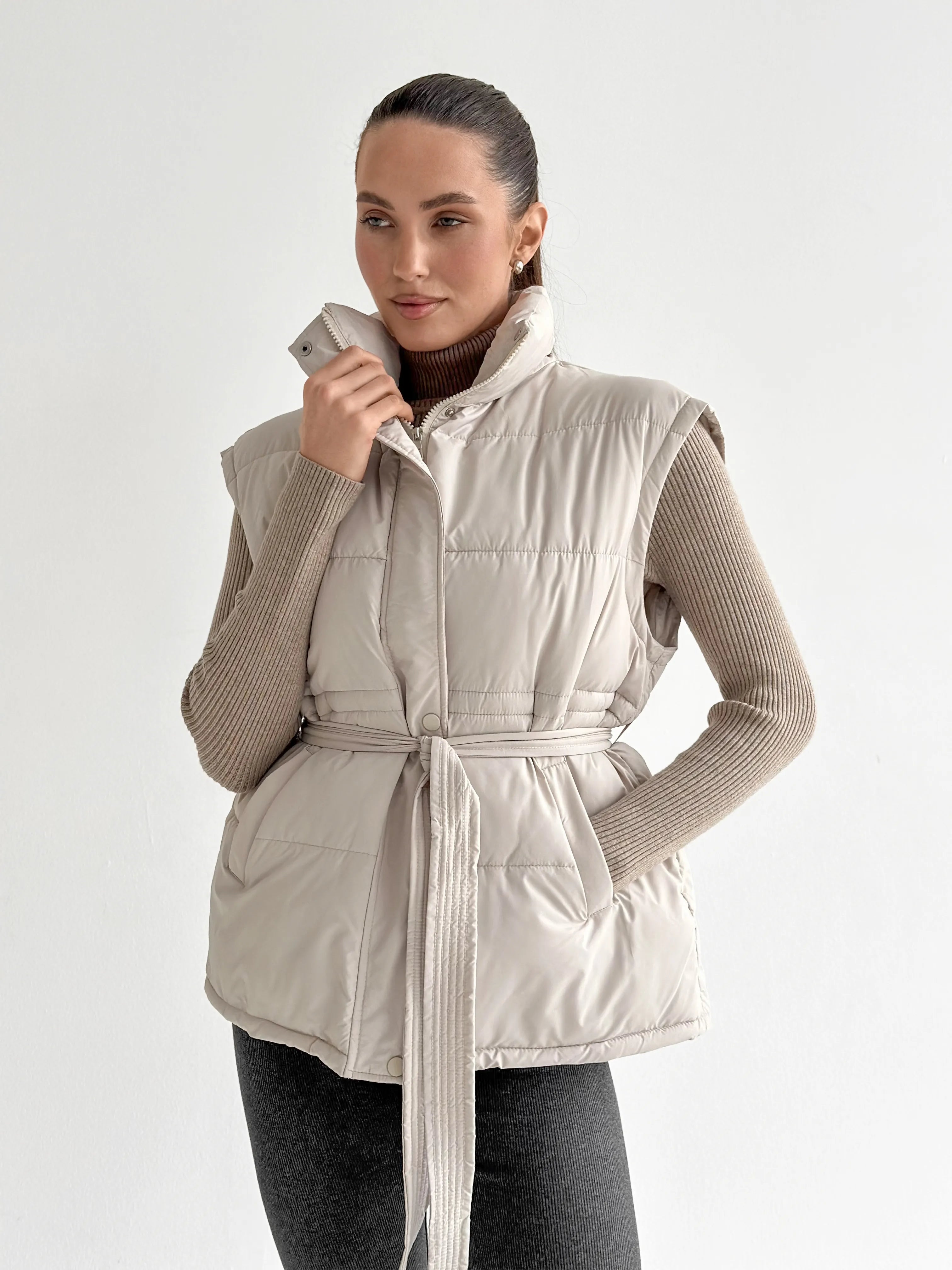 Puff quilted vest with a cream belt
