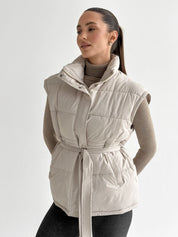 Puff quilted vest with a cream belt
