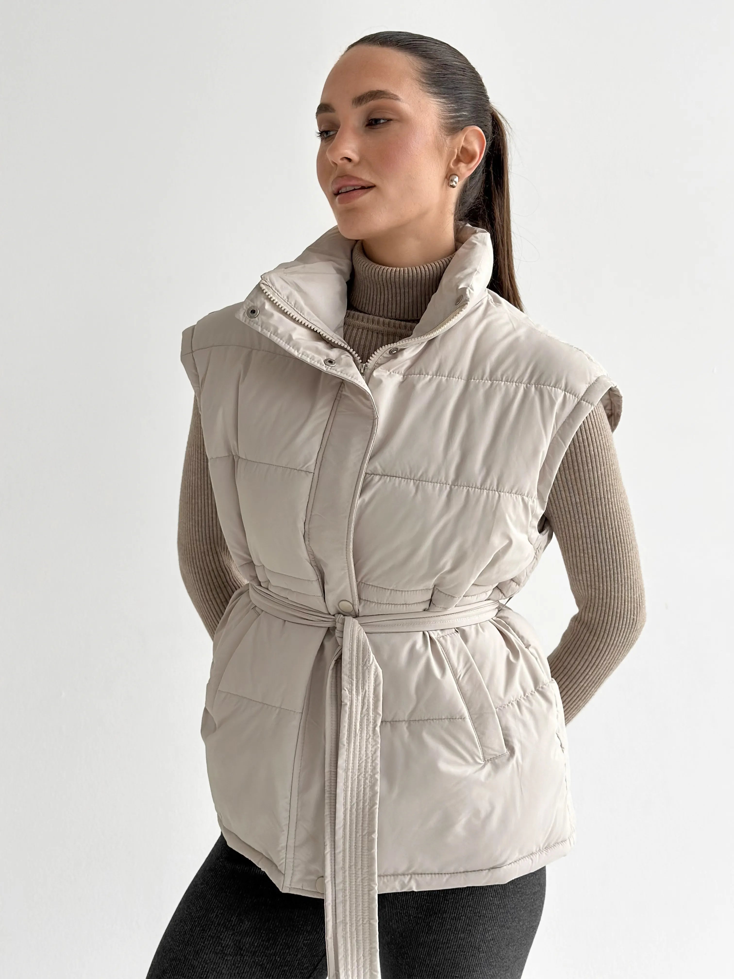 Puff quilted vest with a cream belt