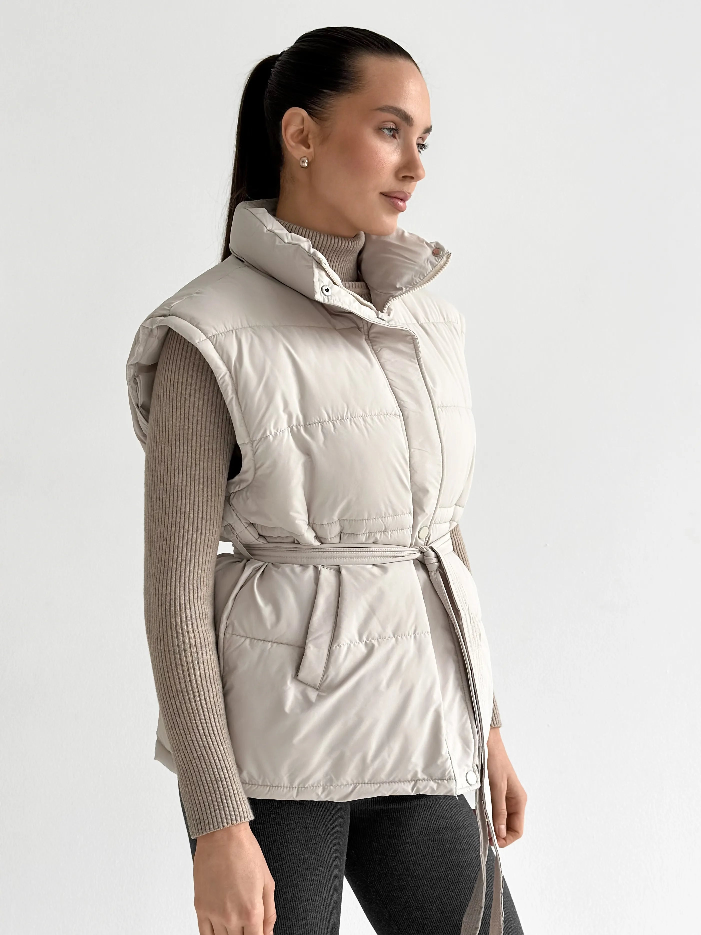 Puff quilted vest with a cream belt