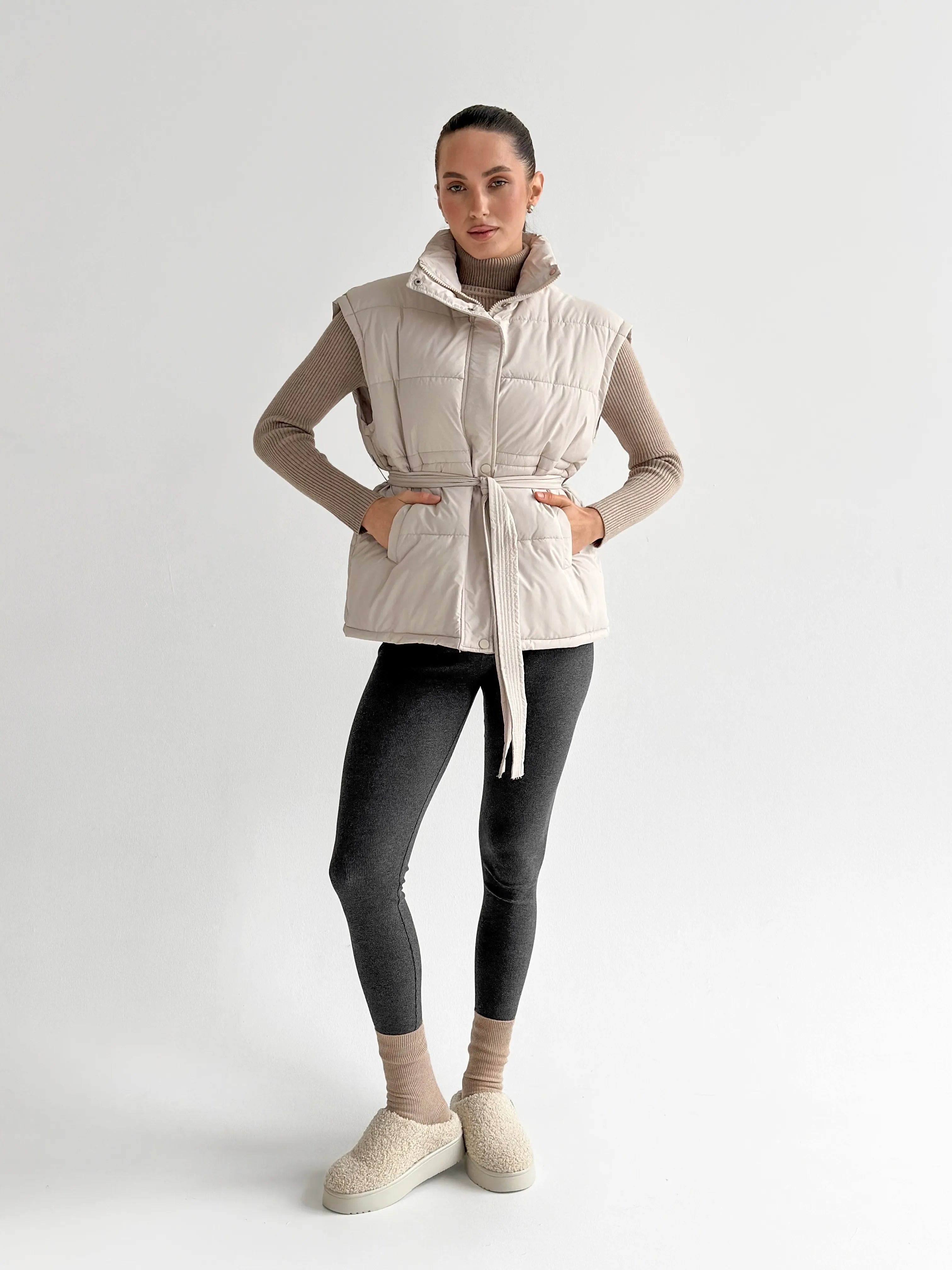 Puff quilted vest with a cream belt