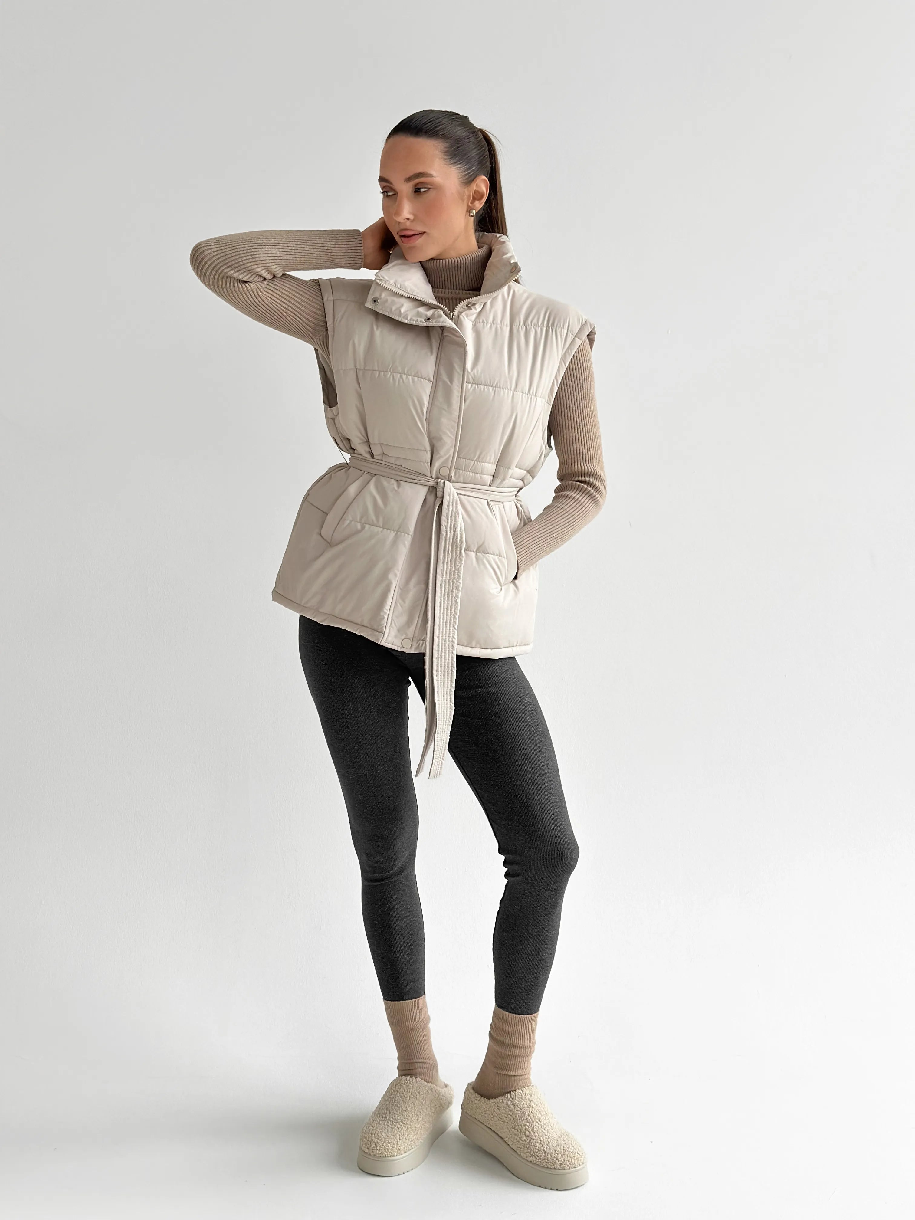 Puff quilted vest with a cream belt