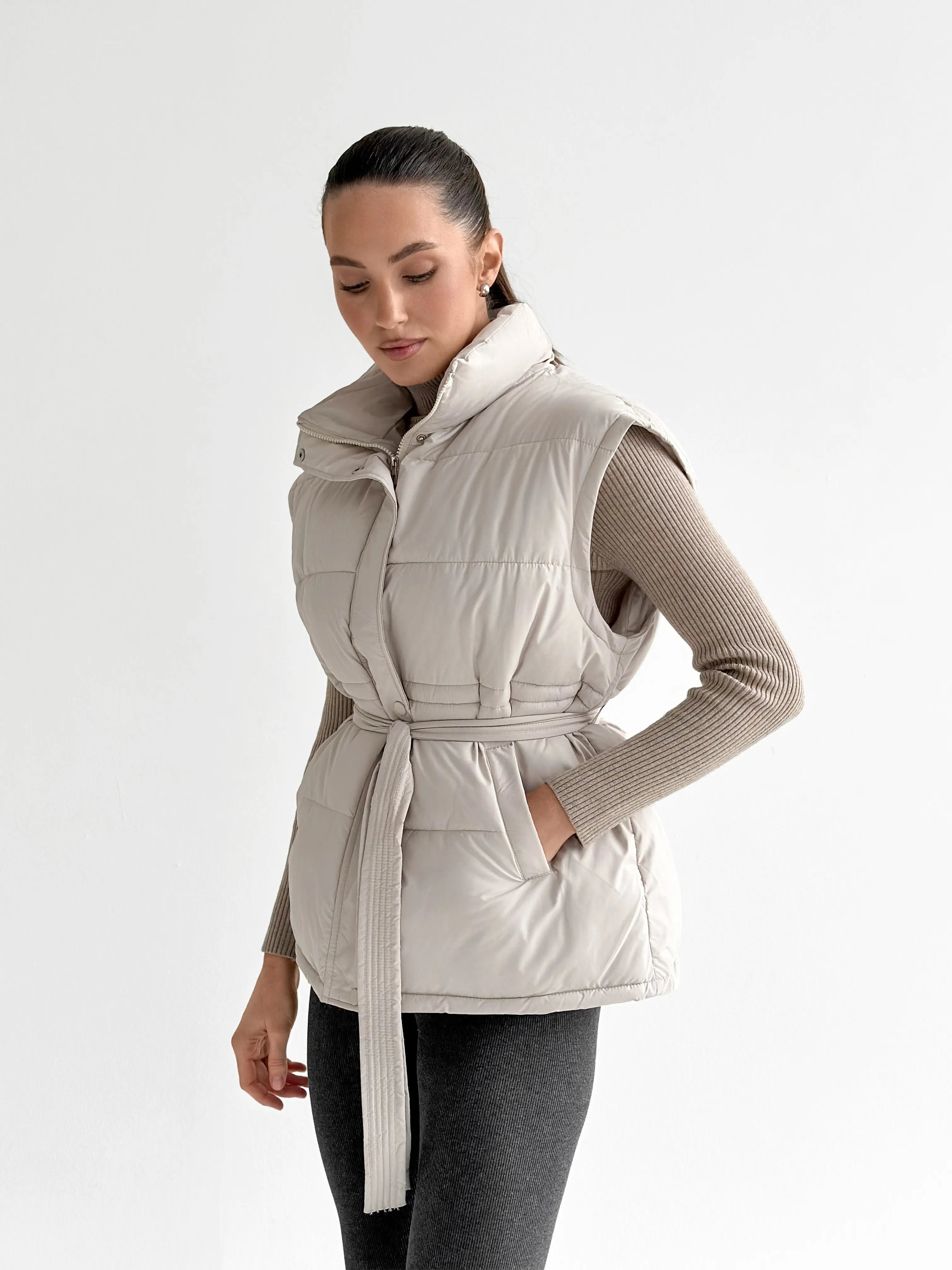 Puff quilted vest with a cream belt