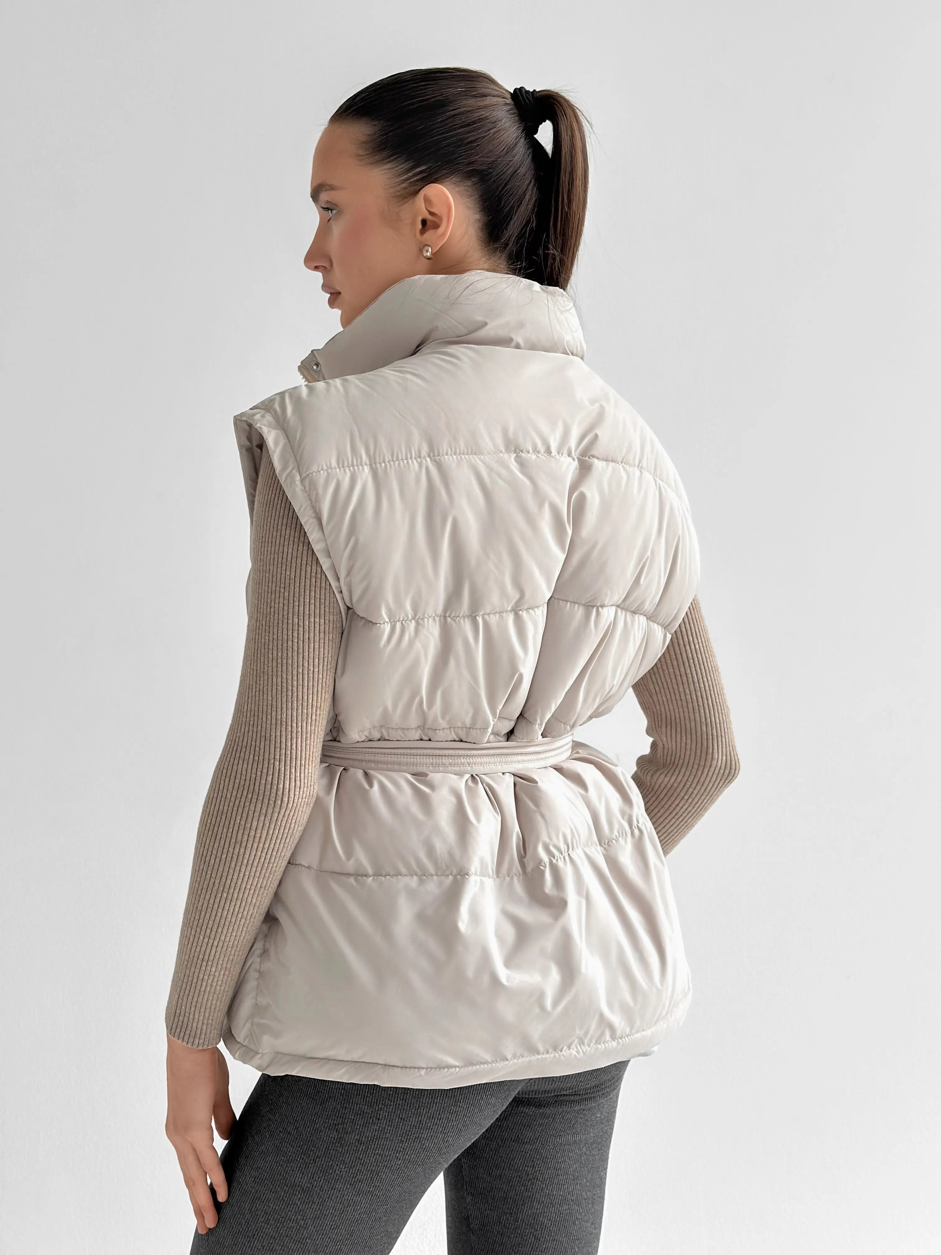 Puff quilted vest with a cream belt