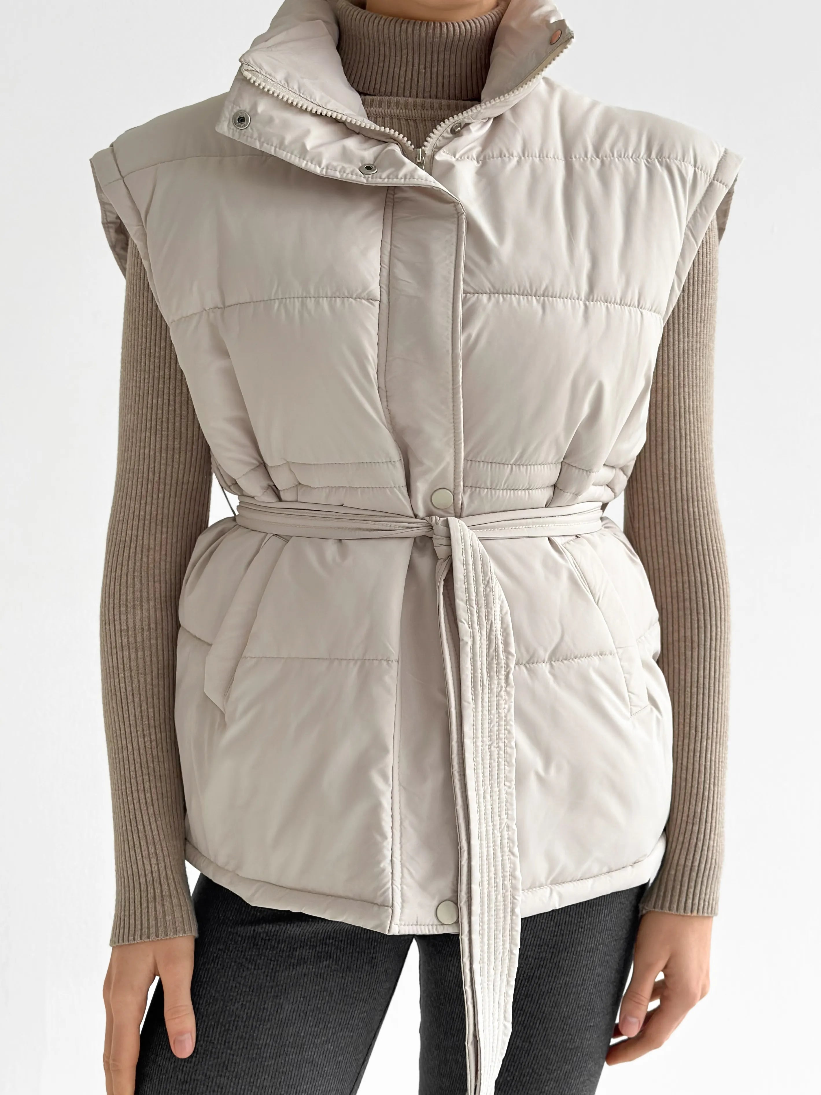 Puff quilted vest with a cream belt