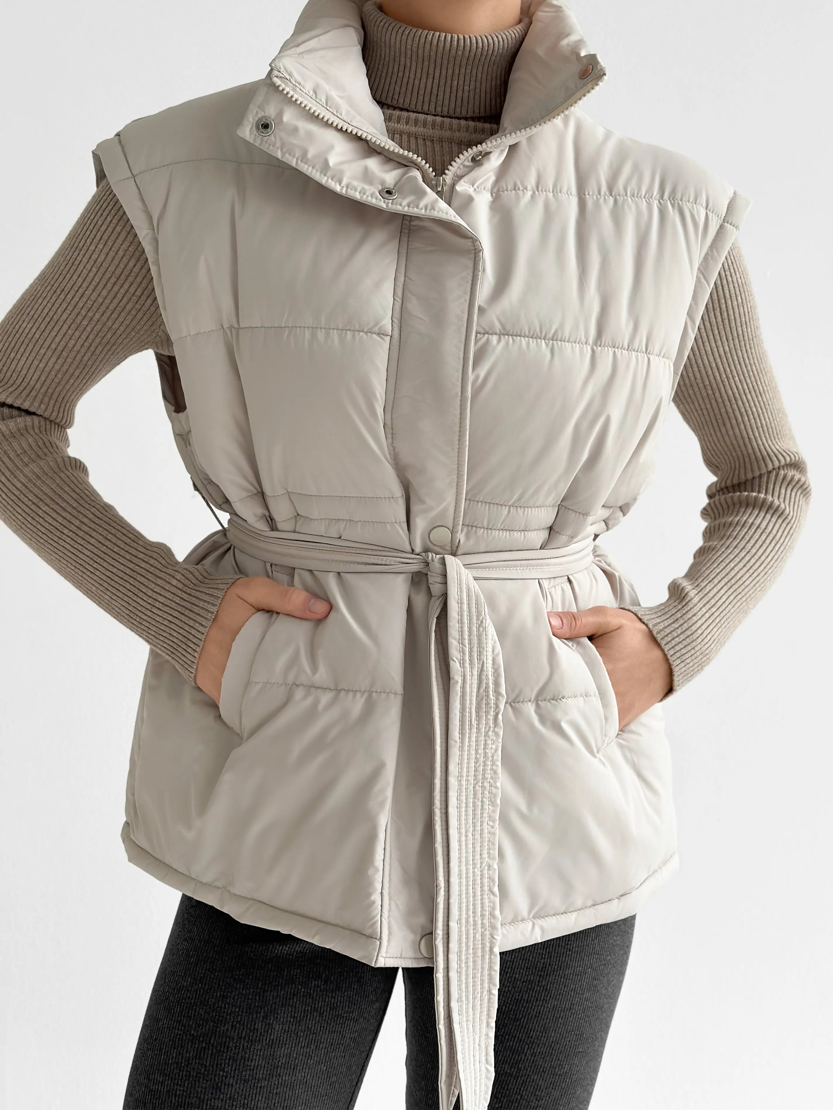 Puff quilted vest with a cream belt