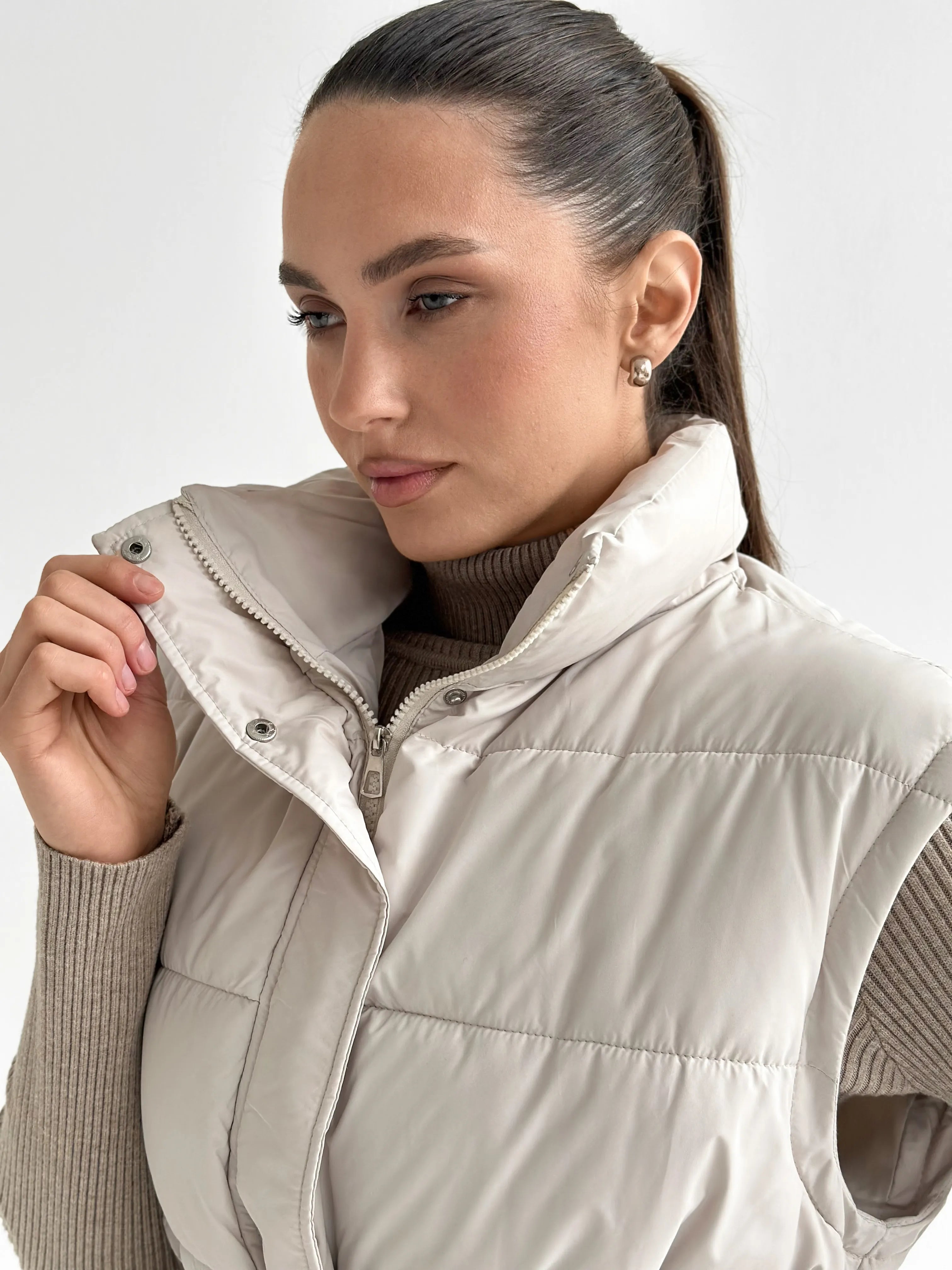 Puff quilted vest with a cream belt