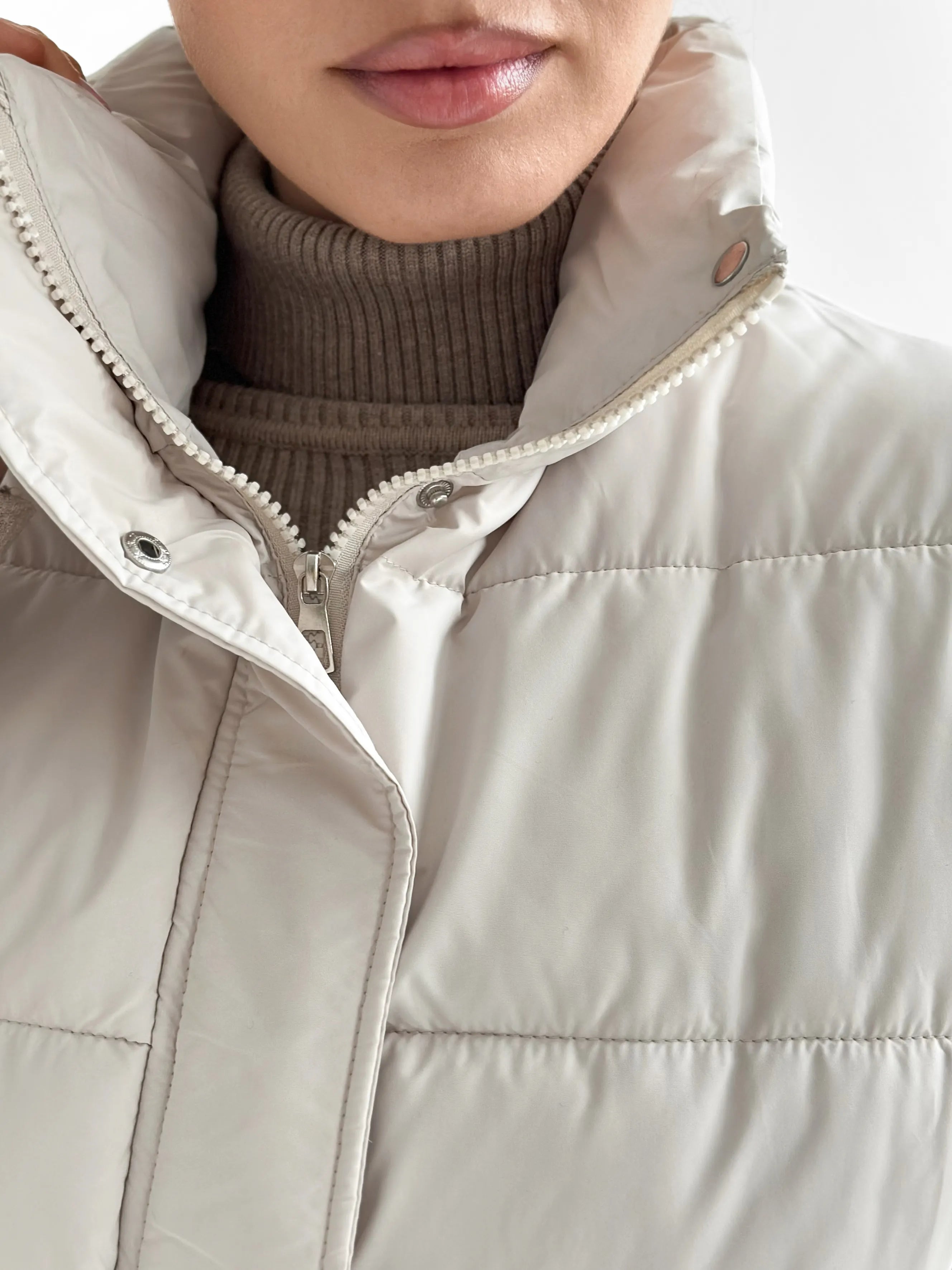 Puff quilted vest with a cream belt