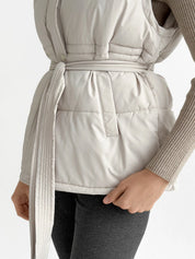 Puff quilted vest with a cream belt