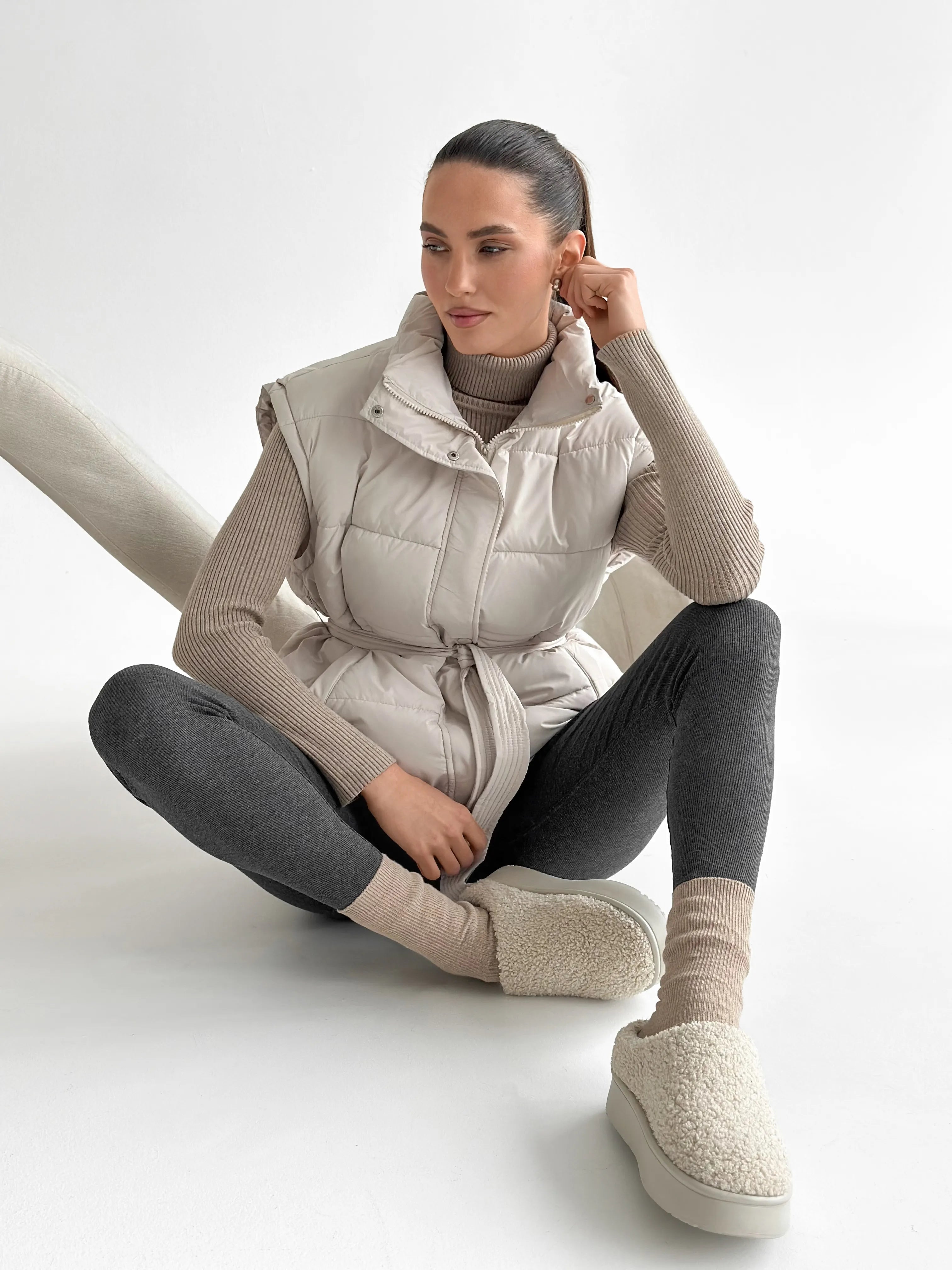 Puff quilted vest with a cream belt