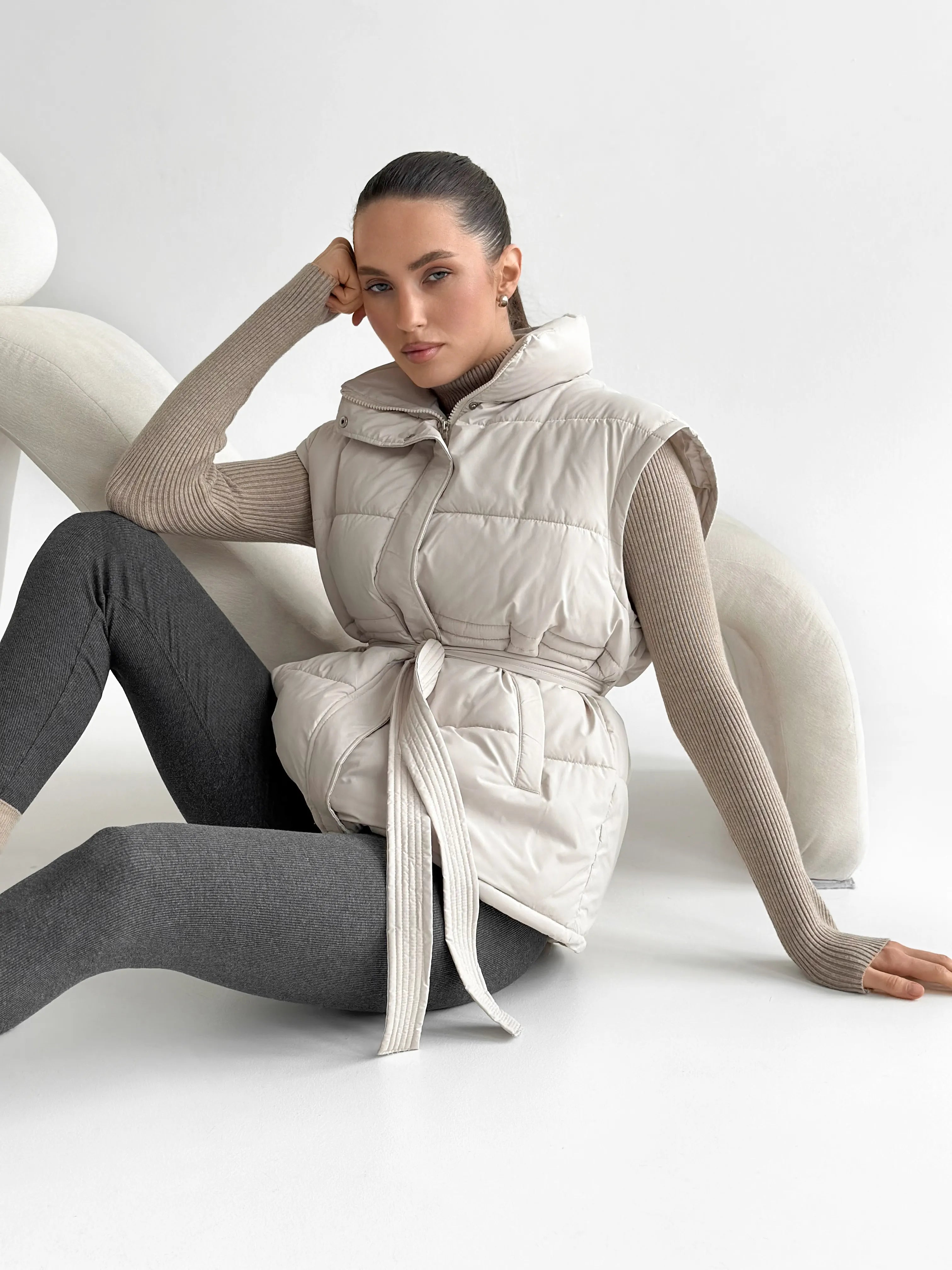 Puff quilted vest with a cream belt