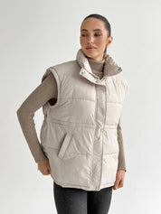 Puff quilted vest with a cream belt