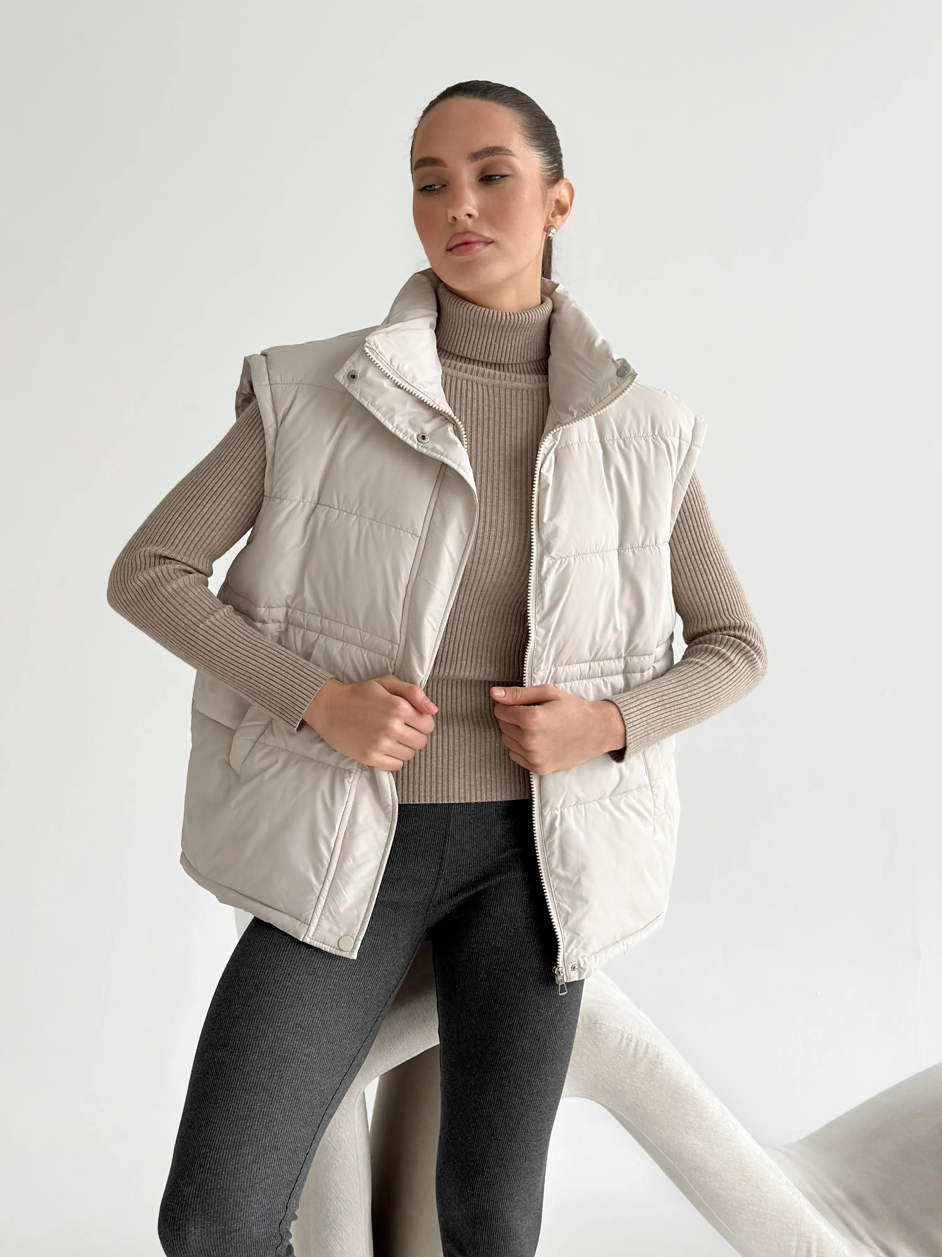 Puff quilted vest with a cream belt