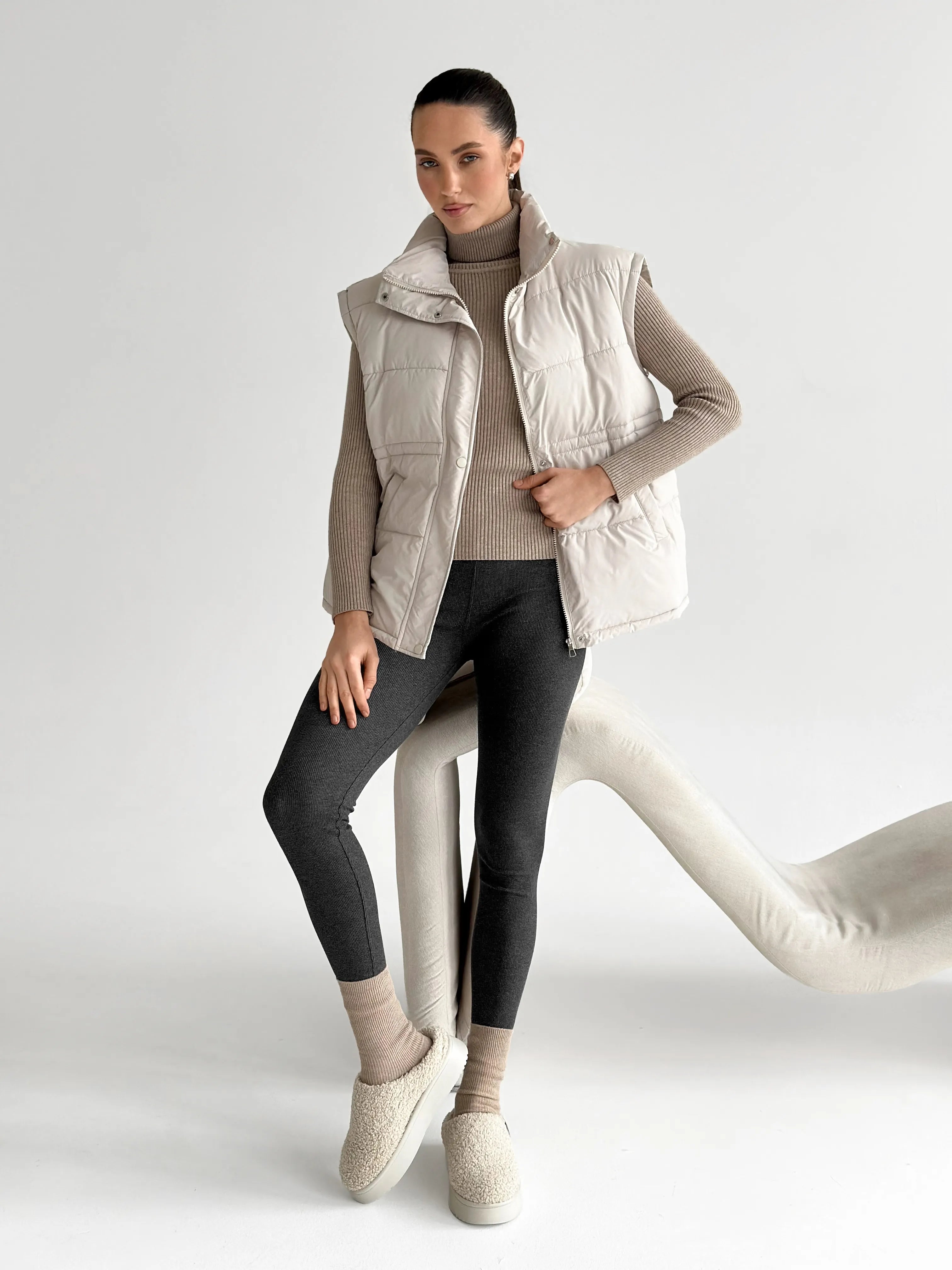 Puff quilted vest with a cream belt