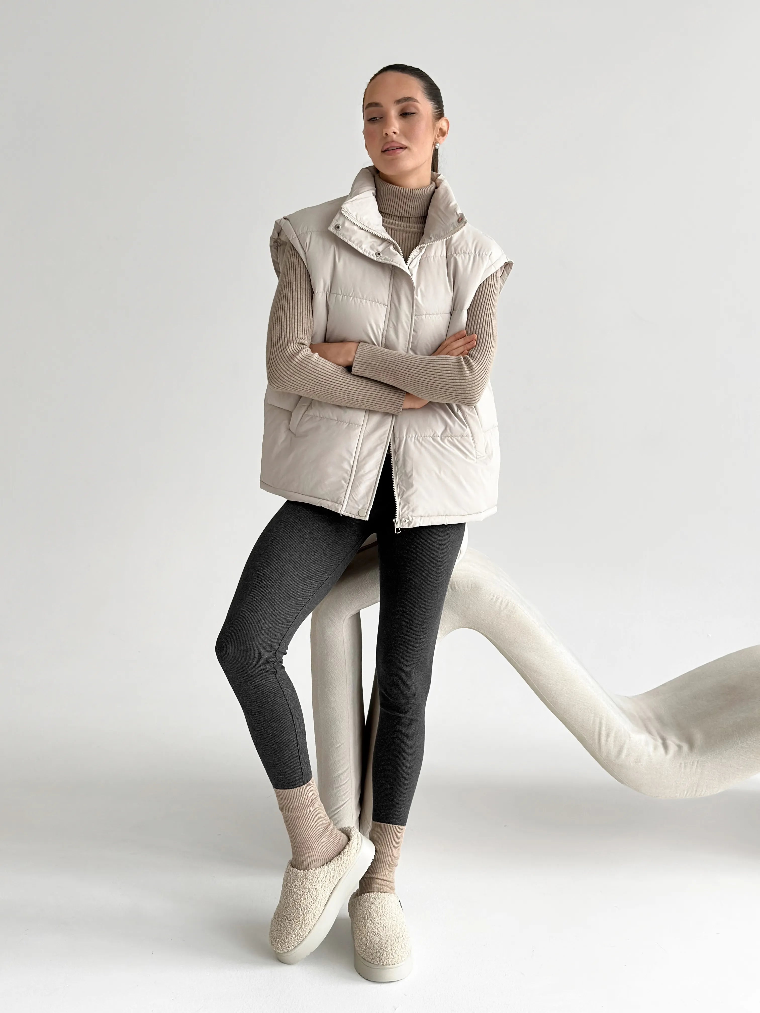 Puff quilted vest with a cream belt