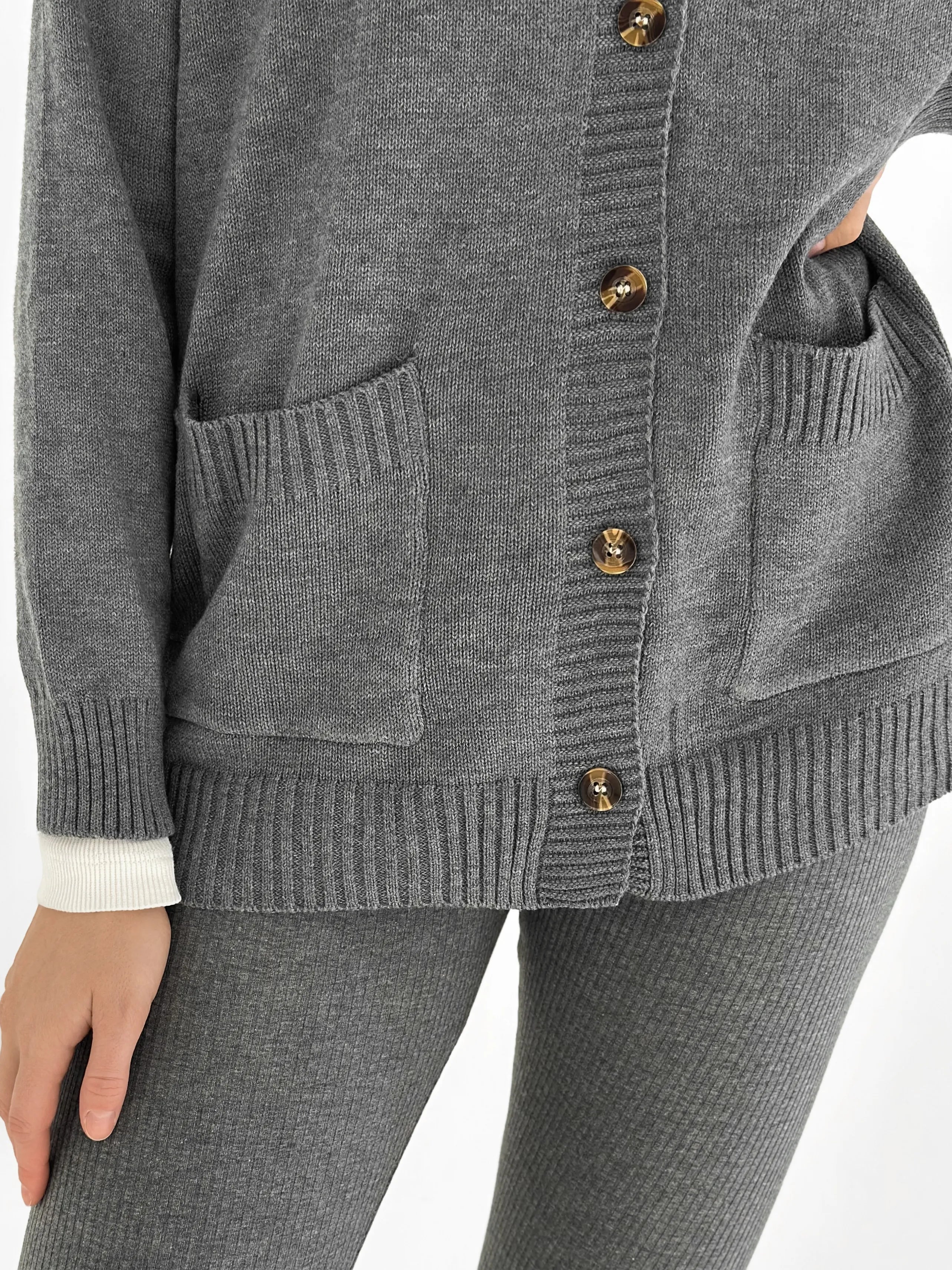 Knitted cardigan elongated with buttons graphite
