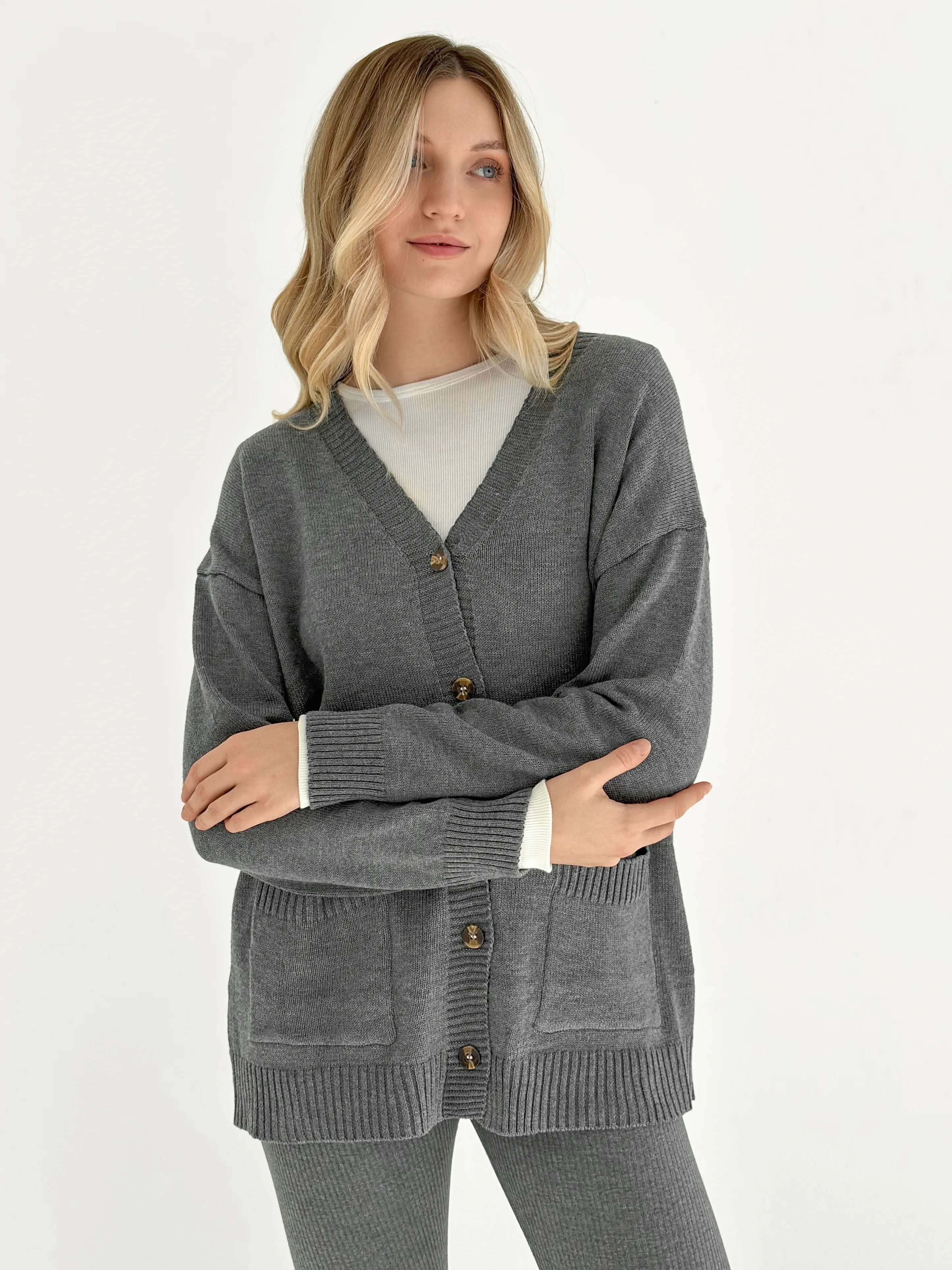 Knitted cardigan elongated with buttons graphite