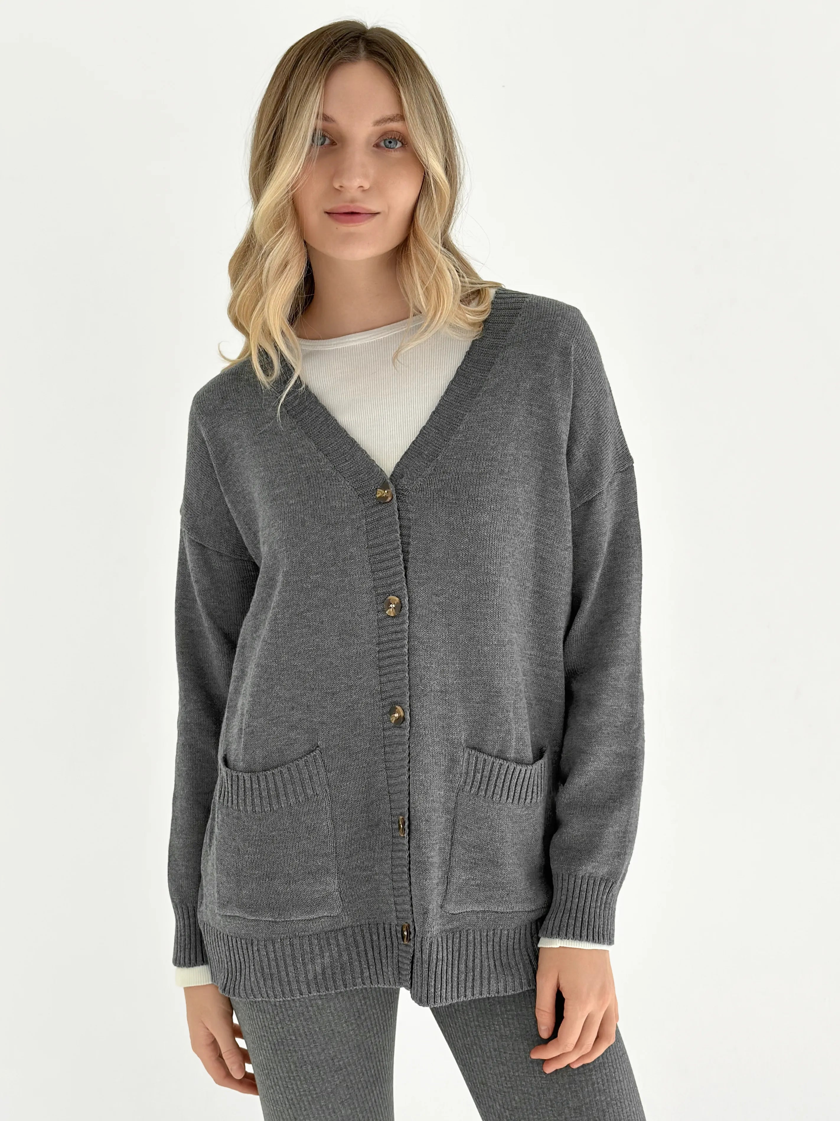 Knitted cardigan elongated with buttons graphite