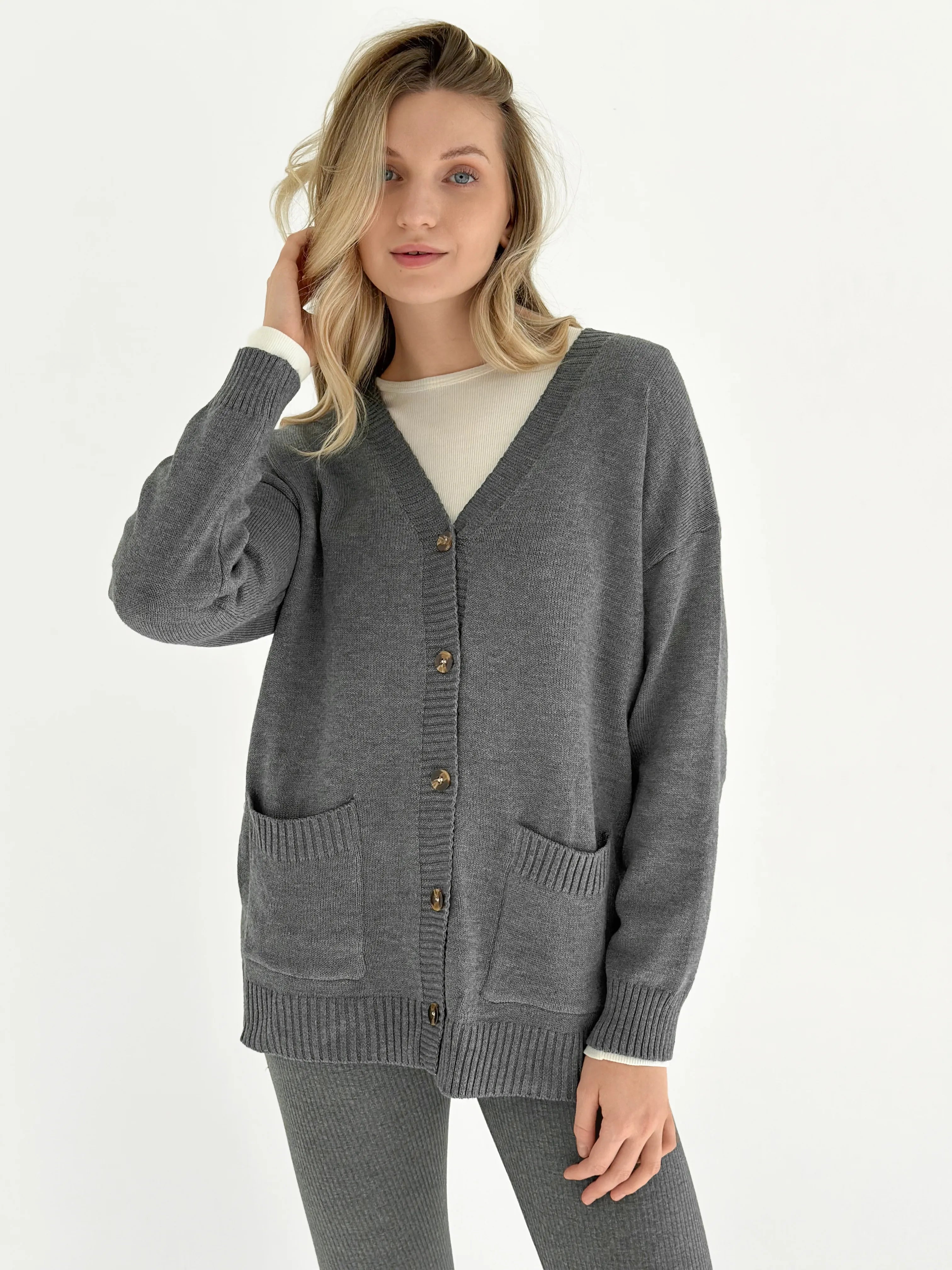 Knitted cardigan elongated with buttons graphite