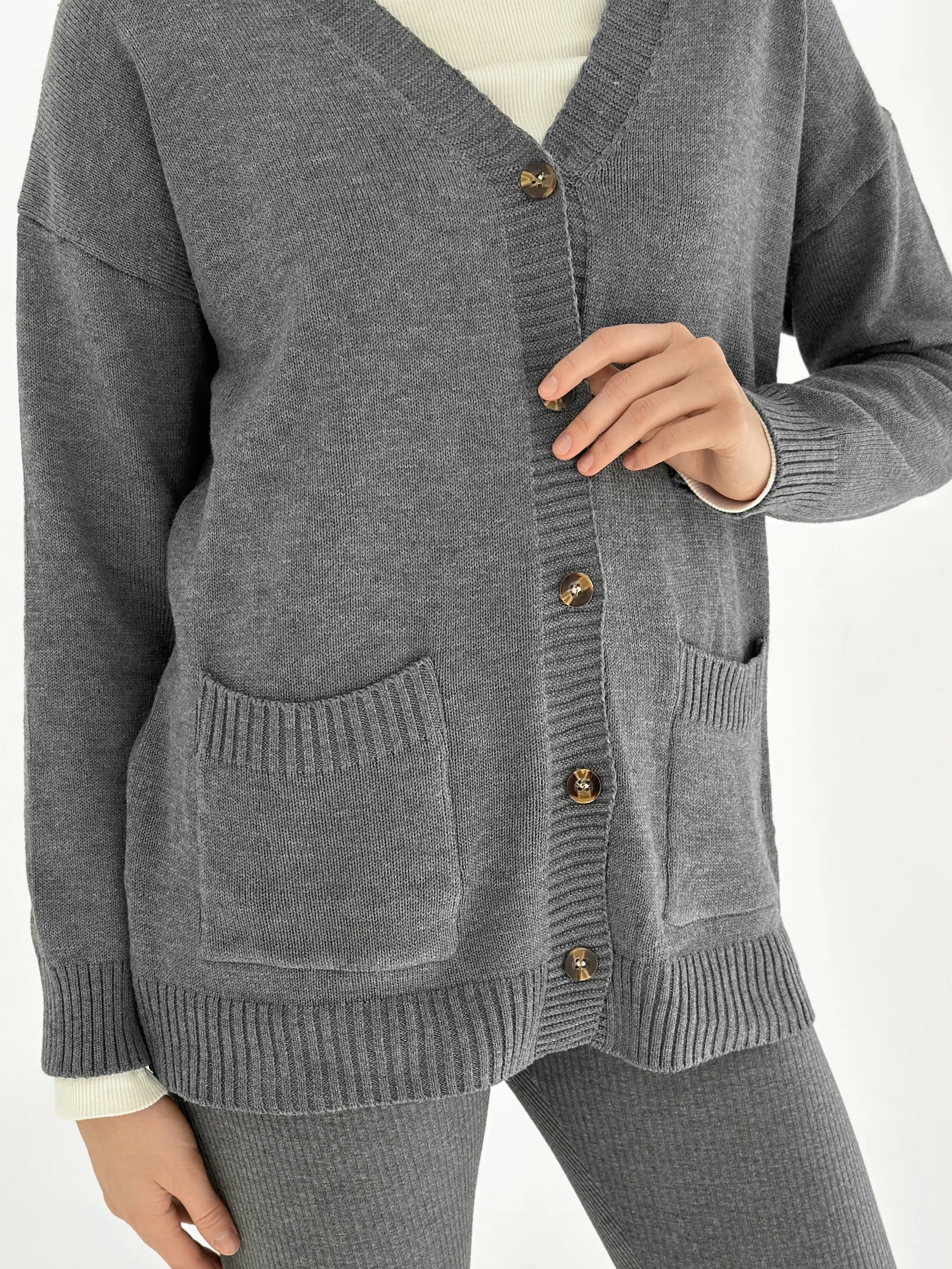 Knitted cardigan elongated with buttons graphite