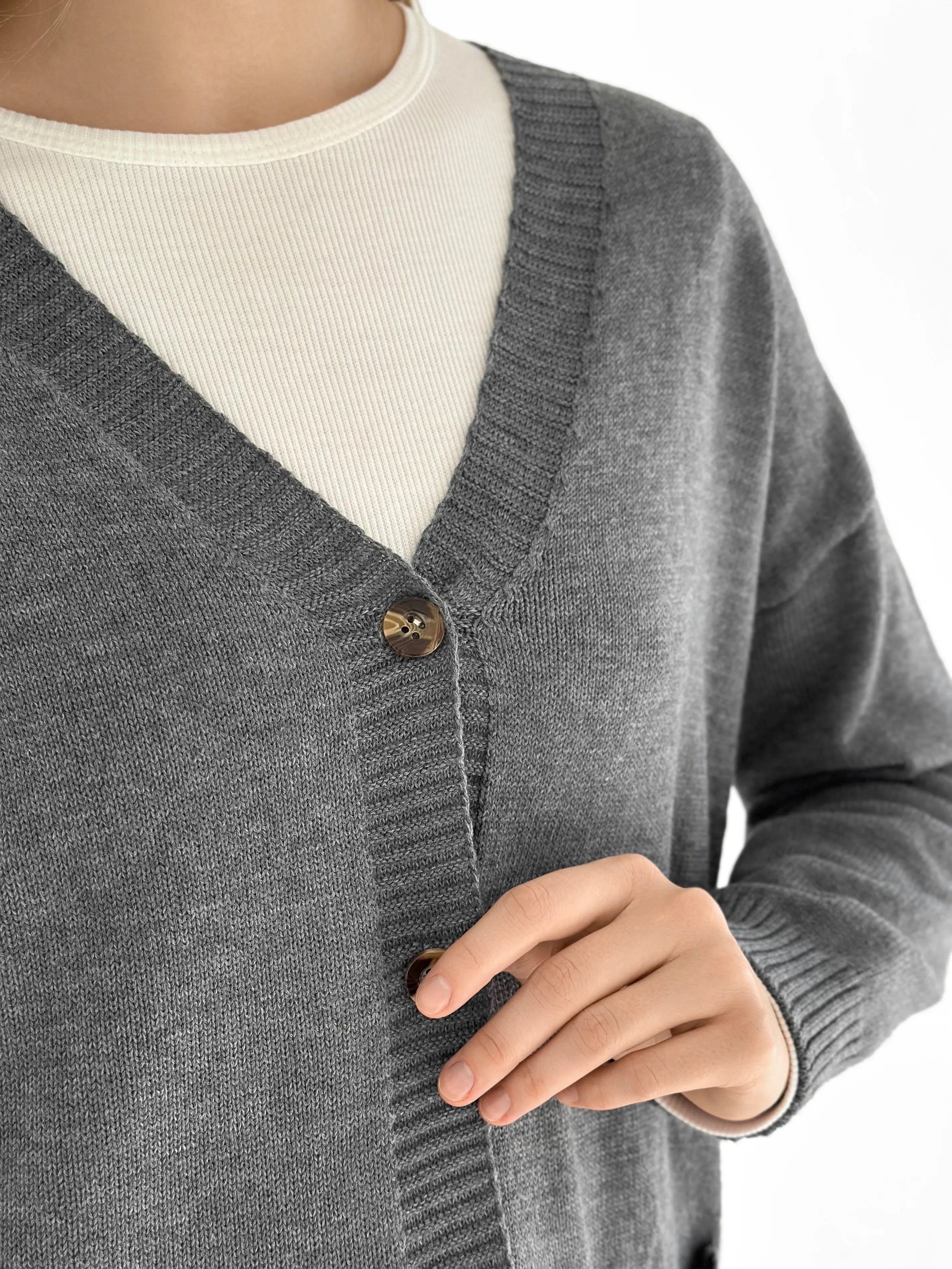 Knitted cardigan elongated with buttons graphite