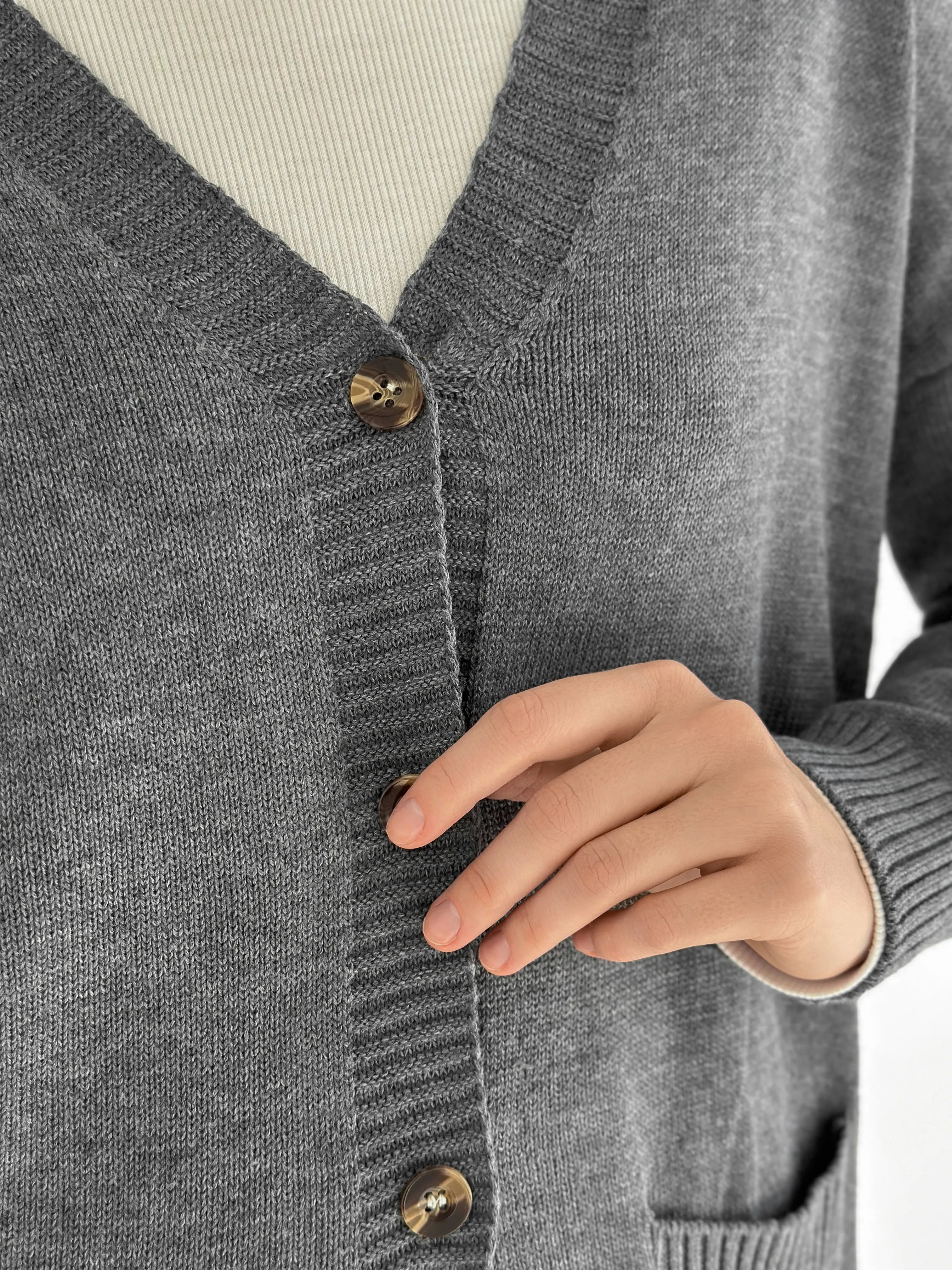 Knitted cardigan elongated with buttons graphite