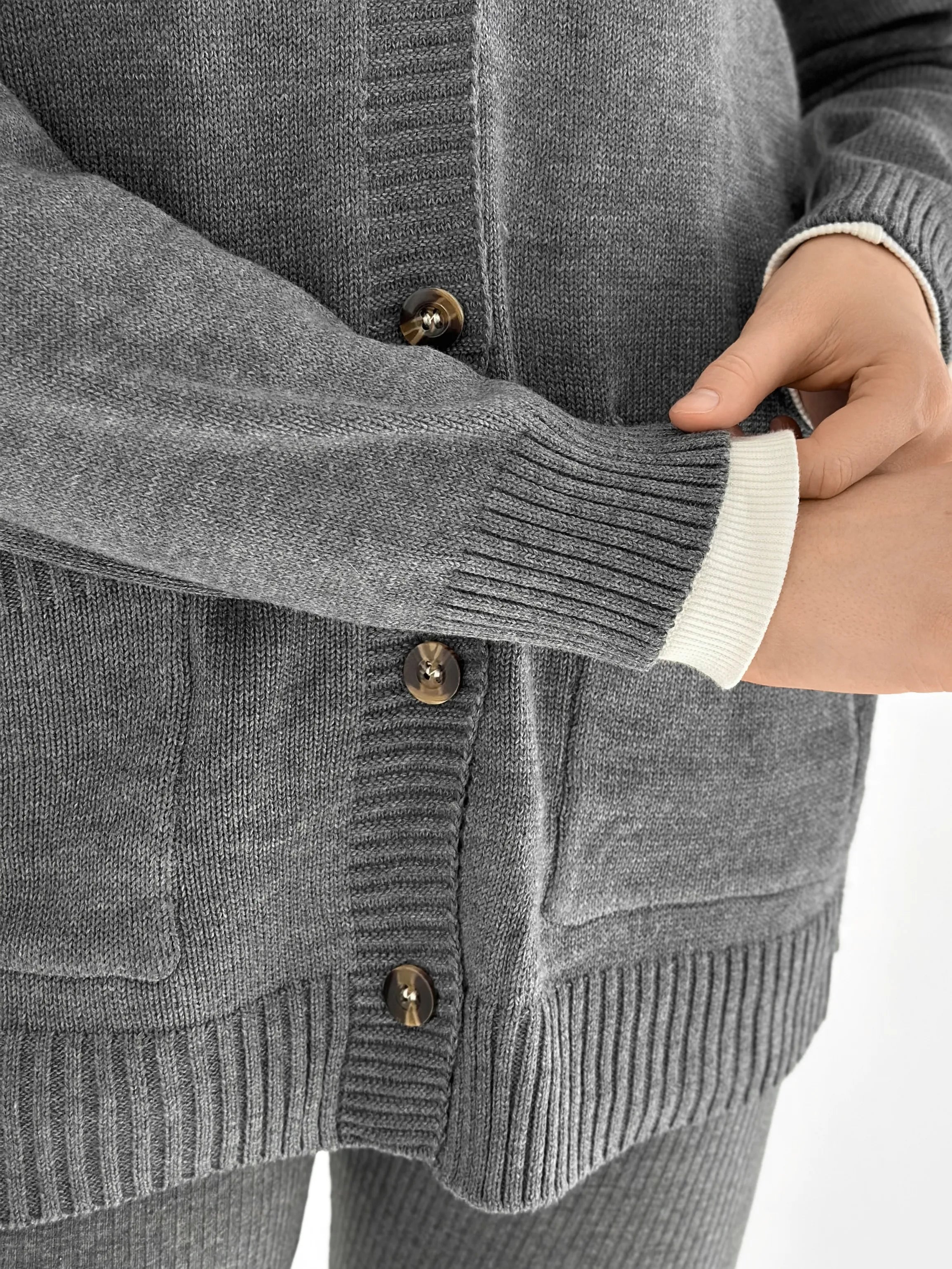 Knitted cardigan elongated with buttons graphite