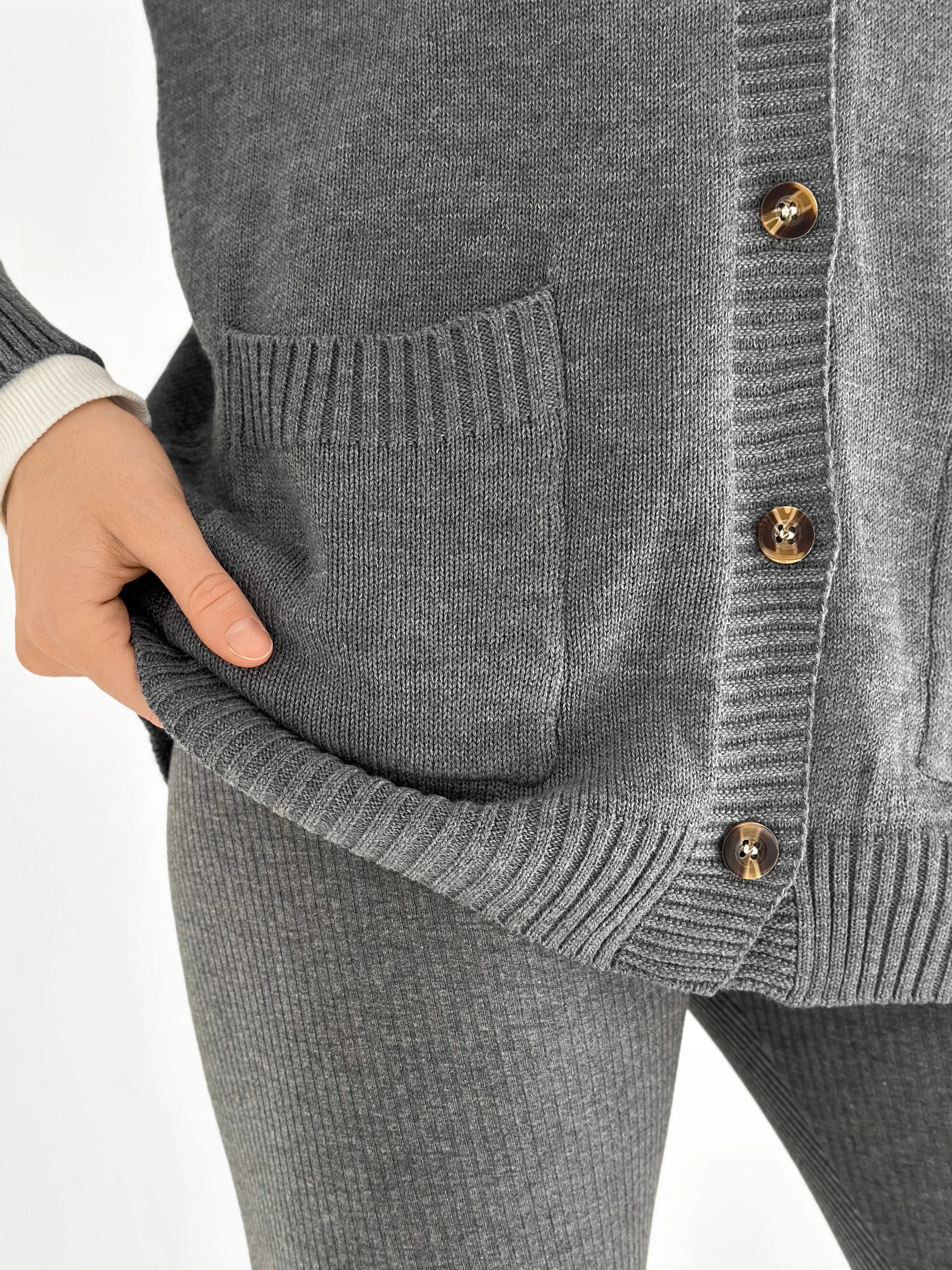 Knitted cardigan elongated with buttons graphite