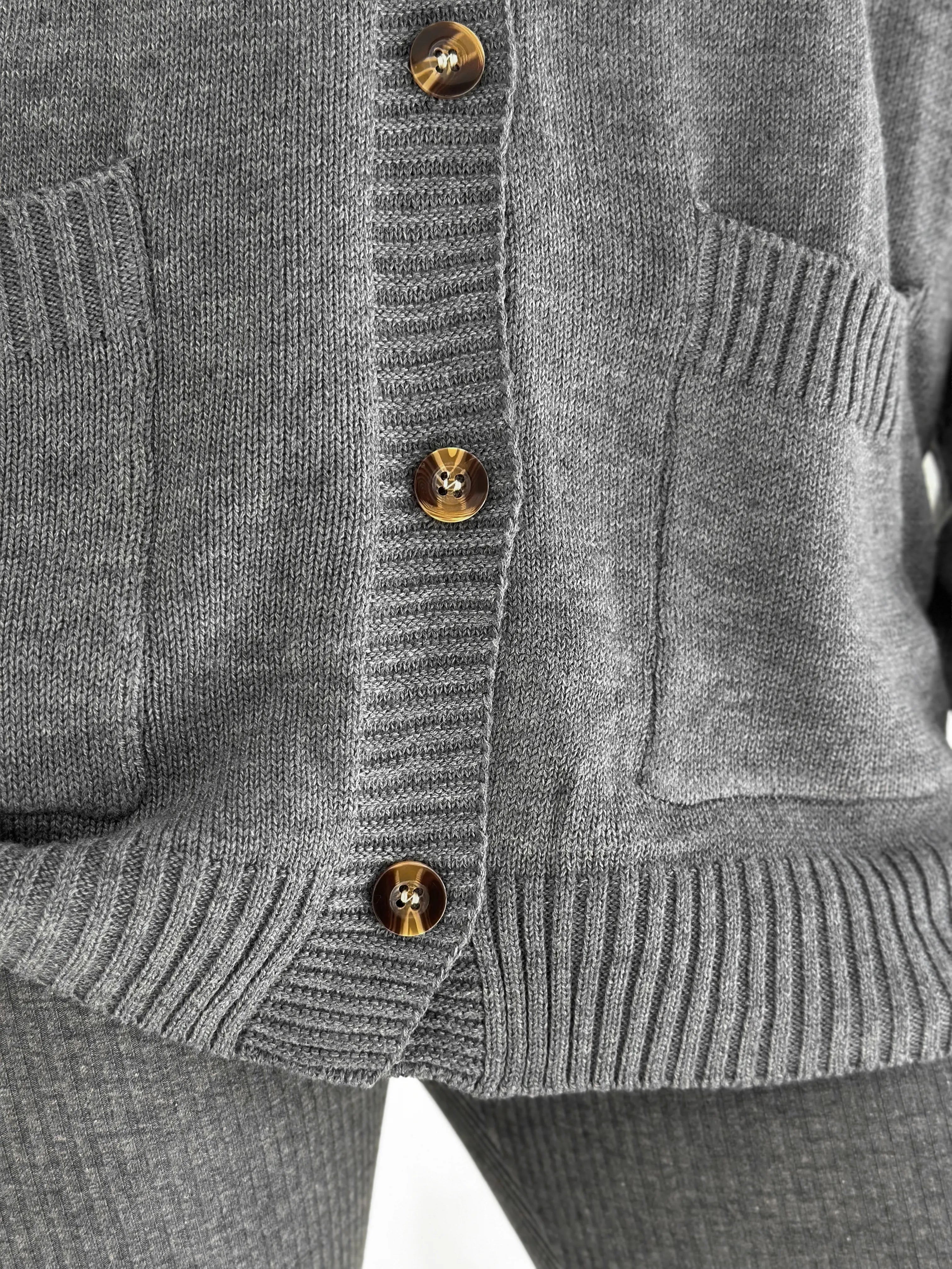 Knitted cardigan elongated with buttons graphite