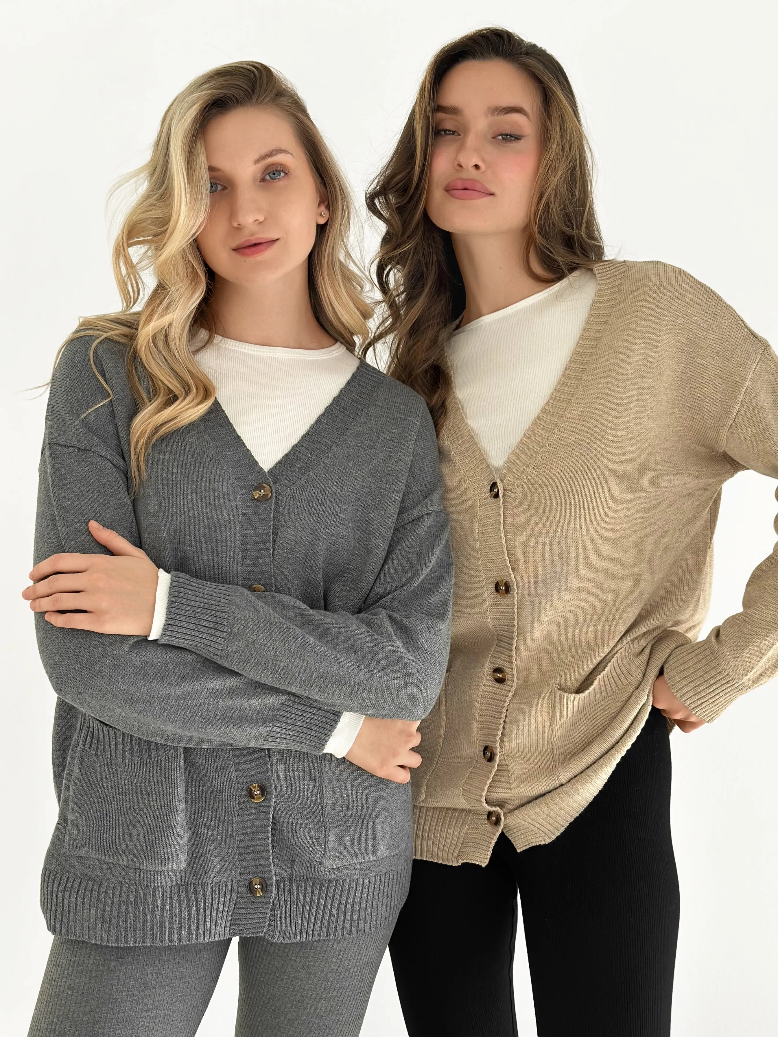 Knitted cardigan elongated with buttons beige