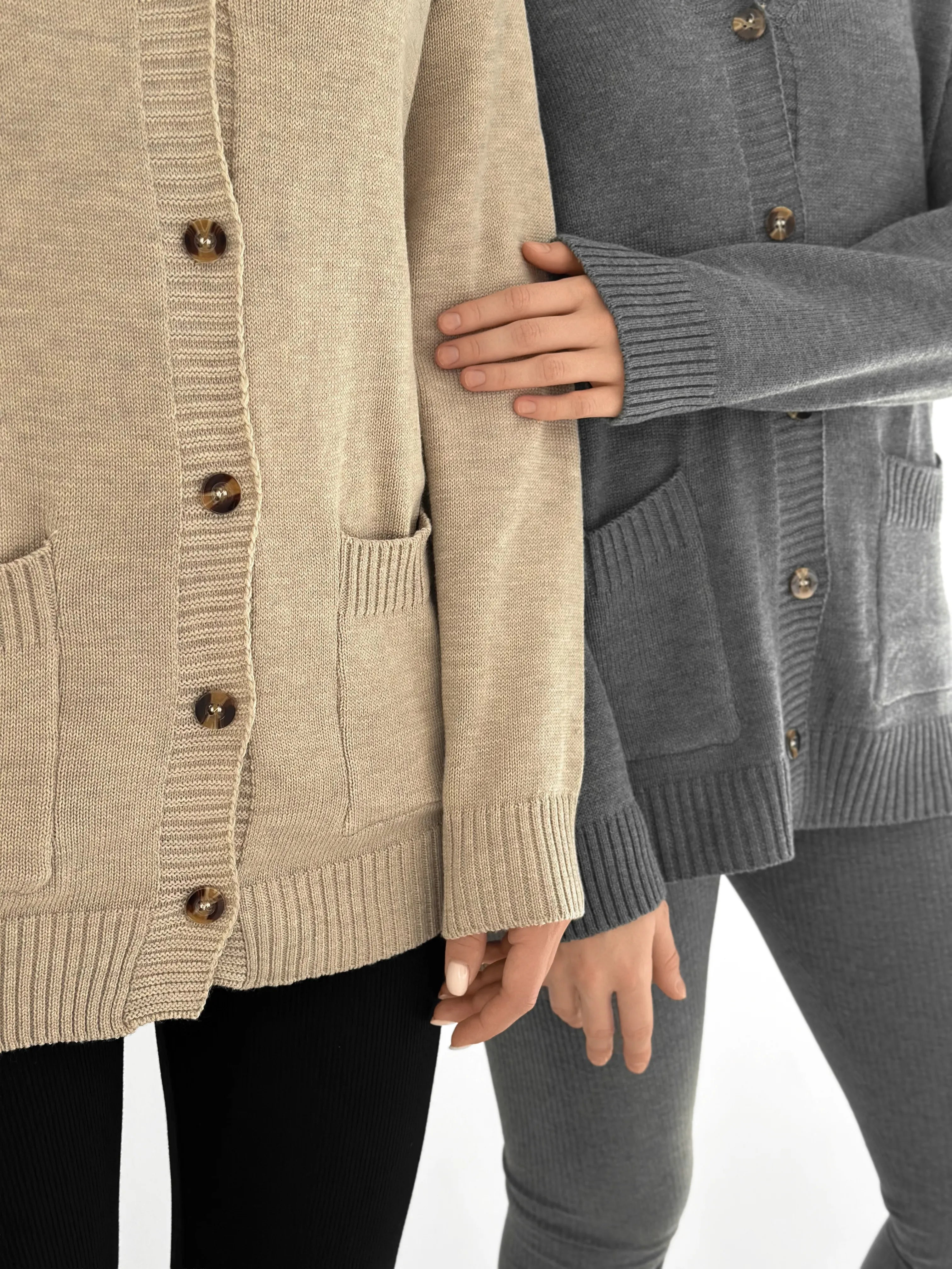 Knitted cardigan elongated with buttons graphite