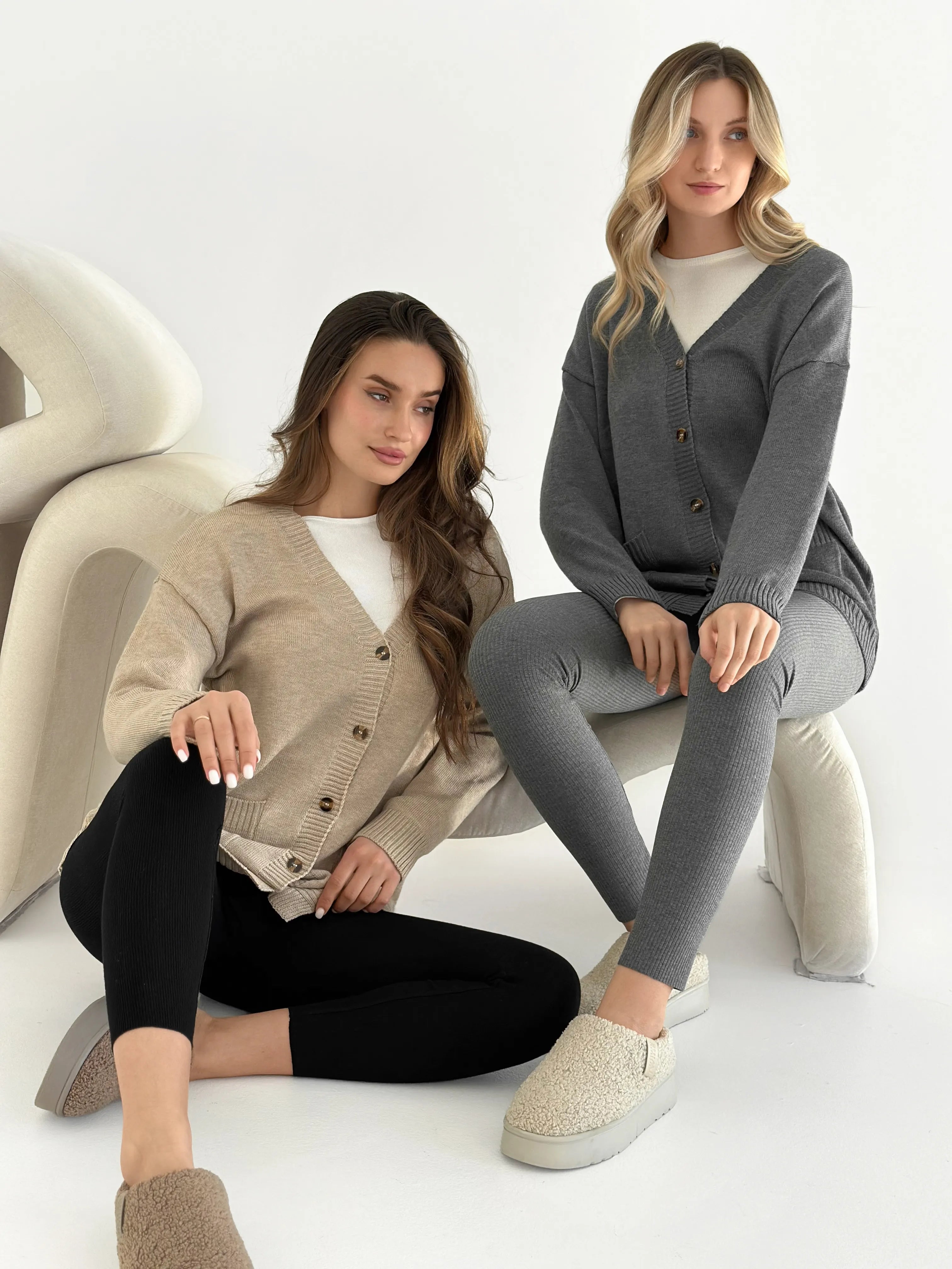 Knitted cardigan elongated with buttons beige