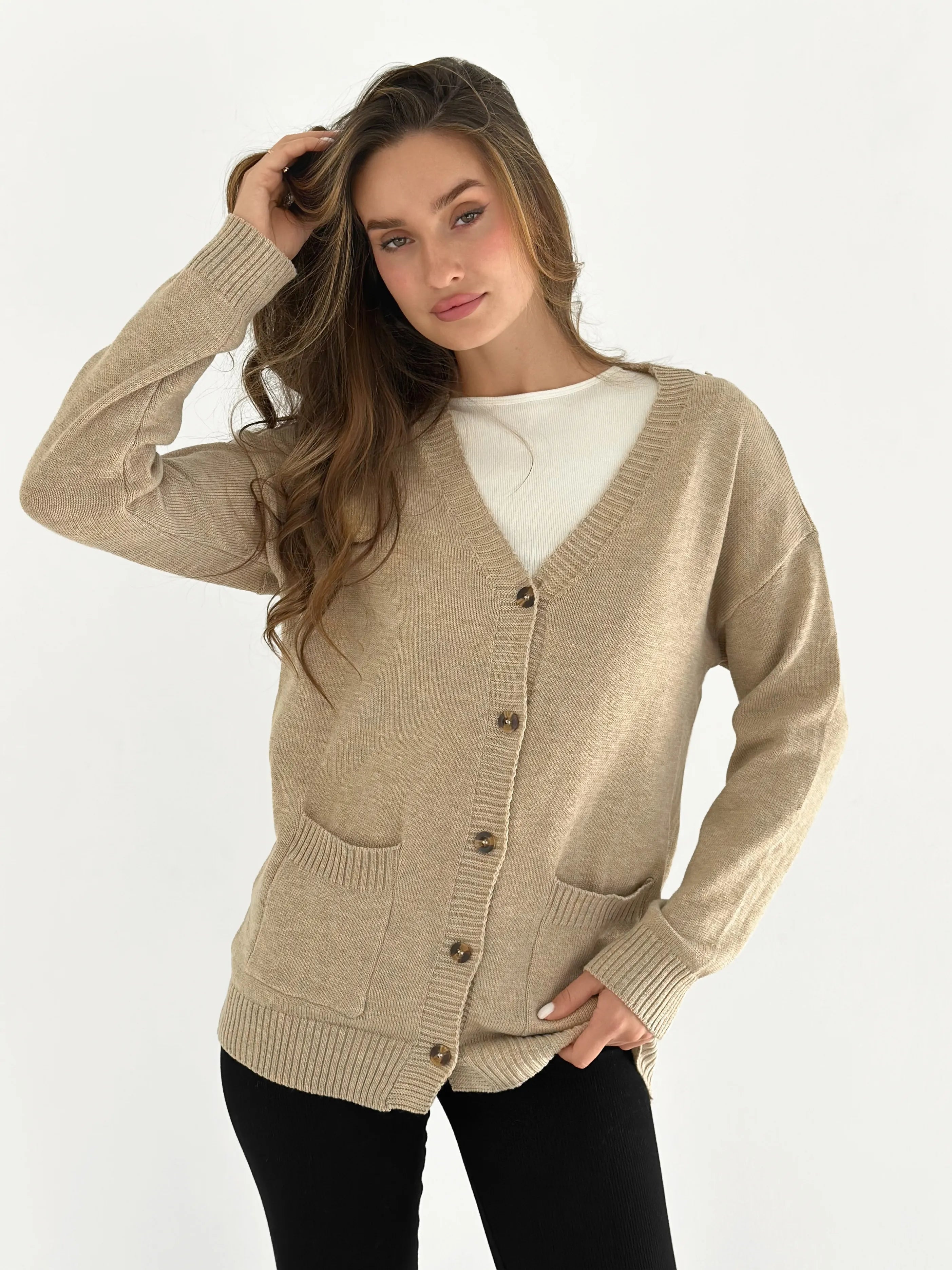 Knitted cardigan elongated with buttons beige