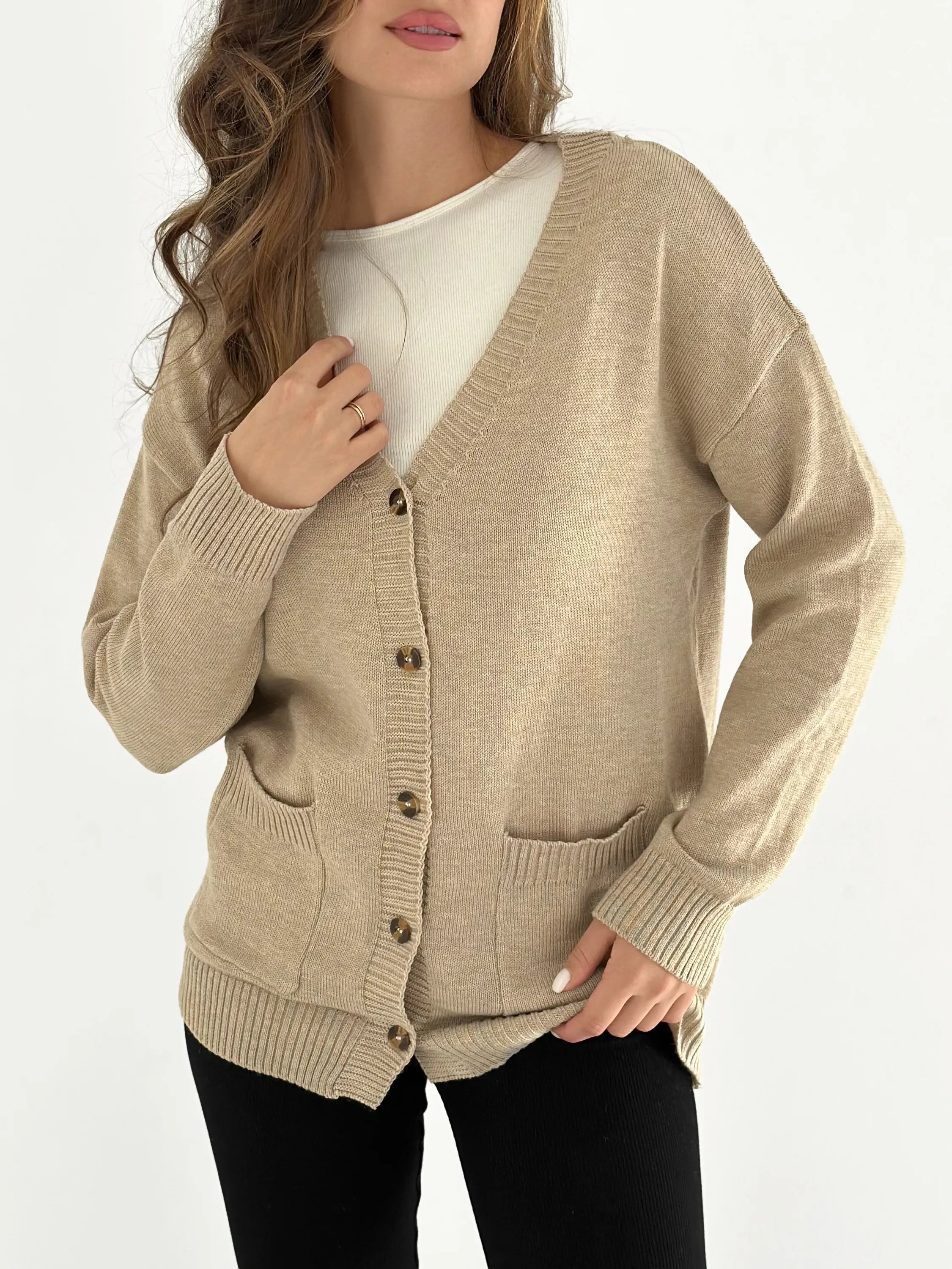 Knitted cardigan elongated with buttons beige