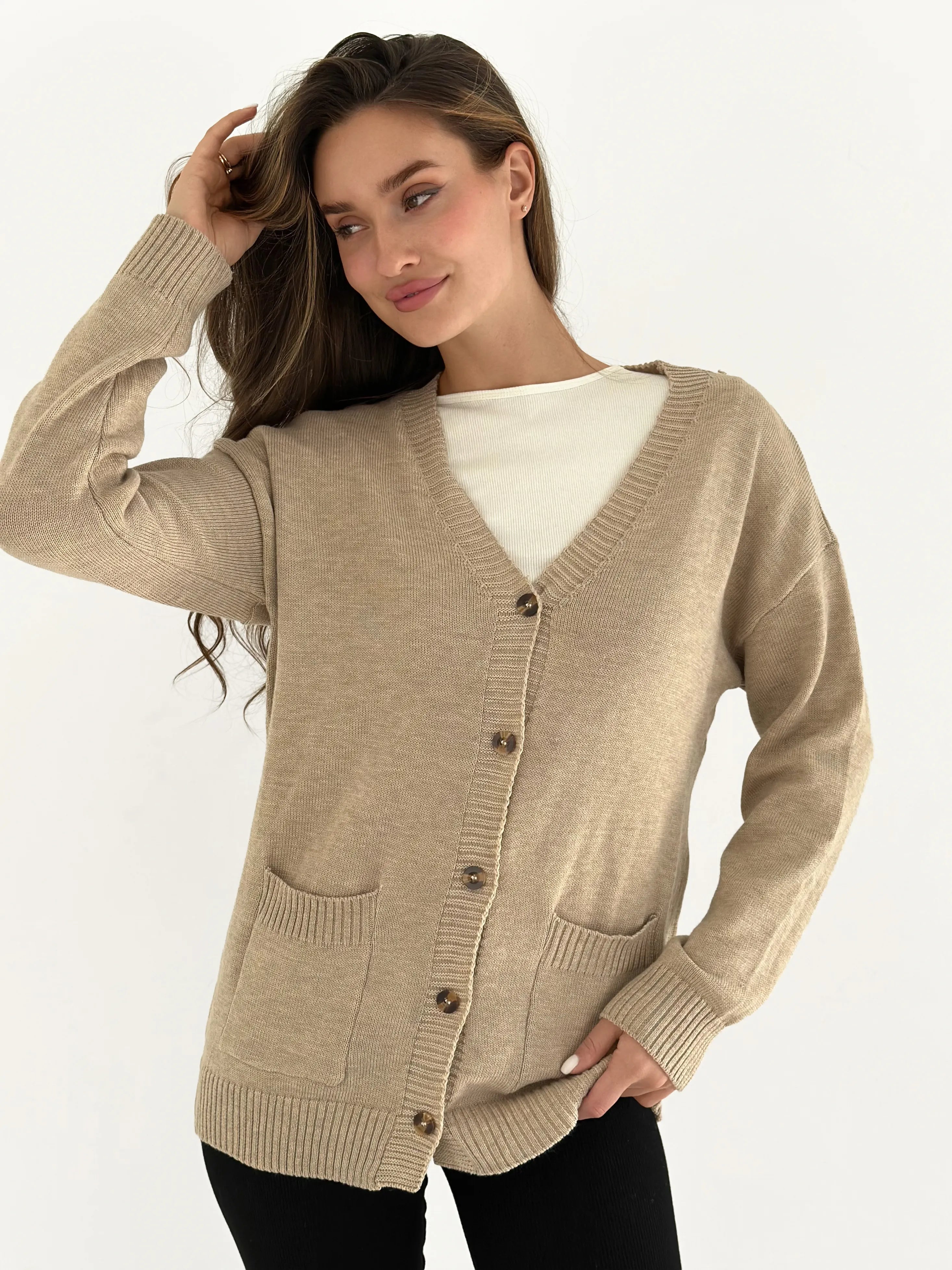 Knitted cardigan elongated with buttons beige