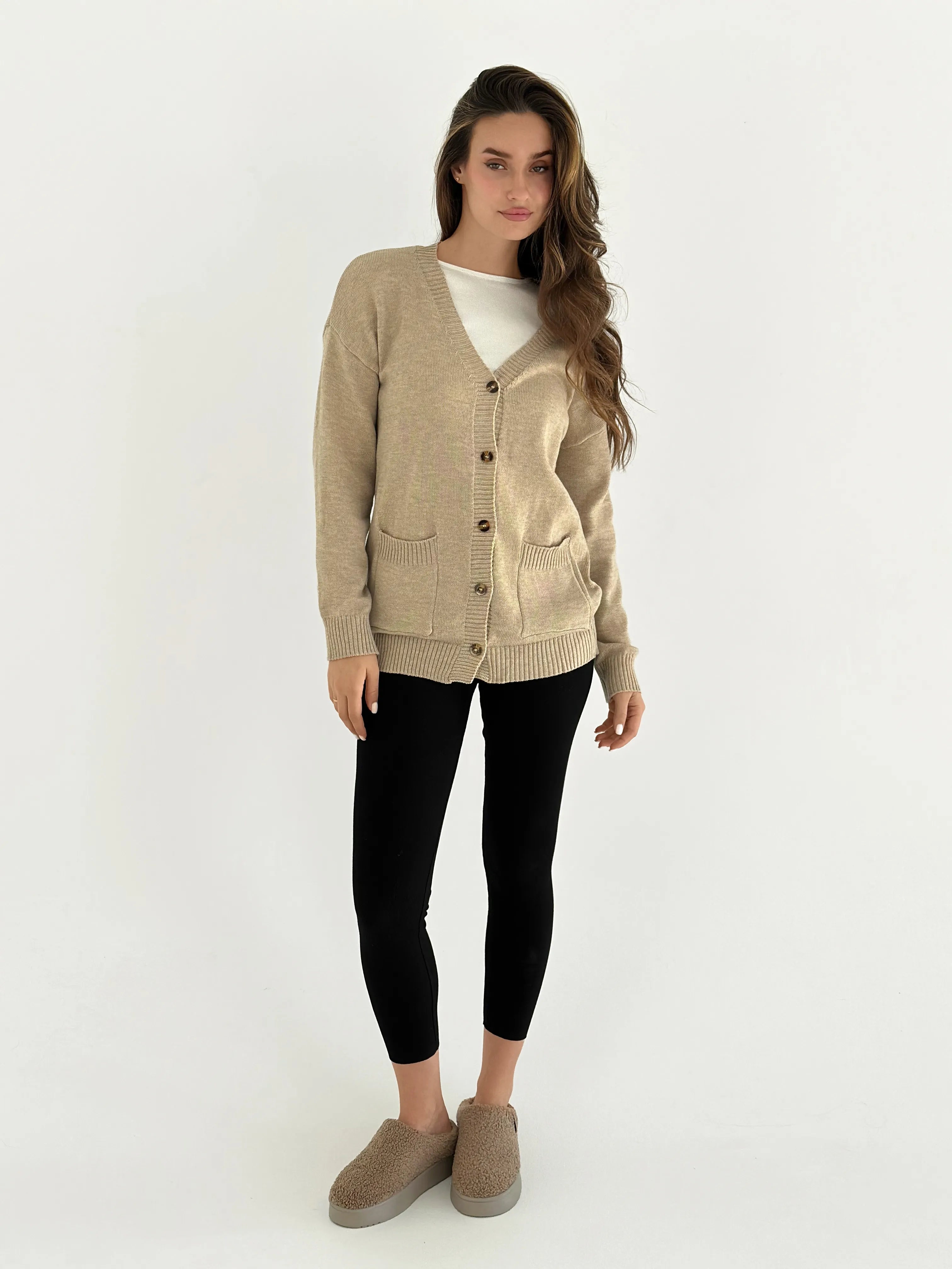 Knitted cardigan elongated with buttons beige