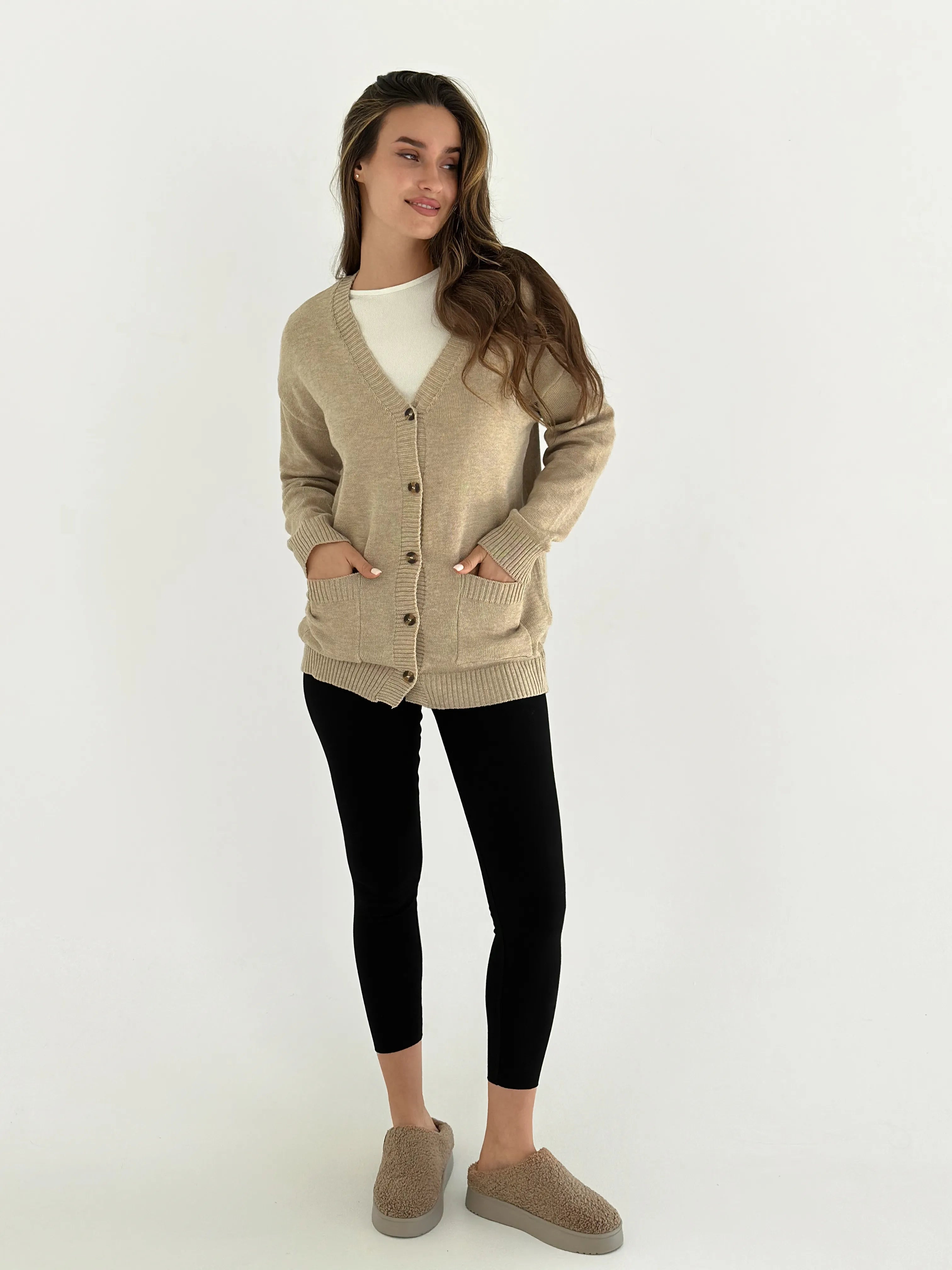 Knitted cardigan elongated with buttons beige