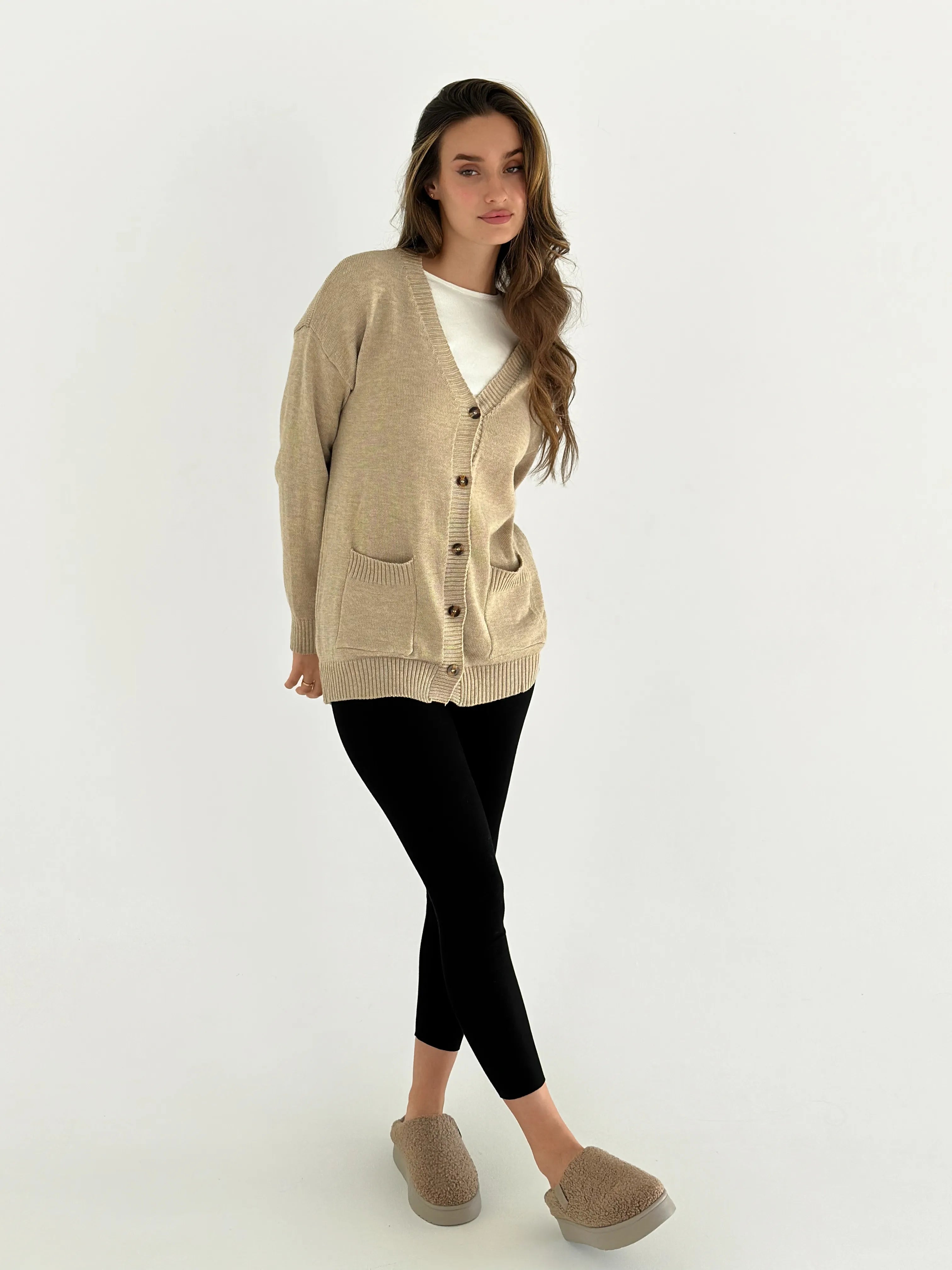 Knitted cardigan elongated with buttons beige