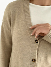 Knitted cardigan elongated with buttons beige