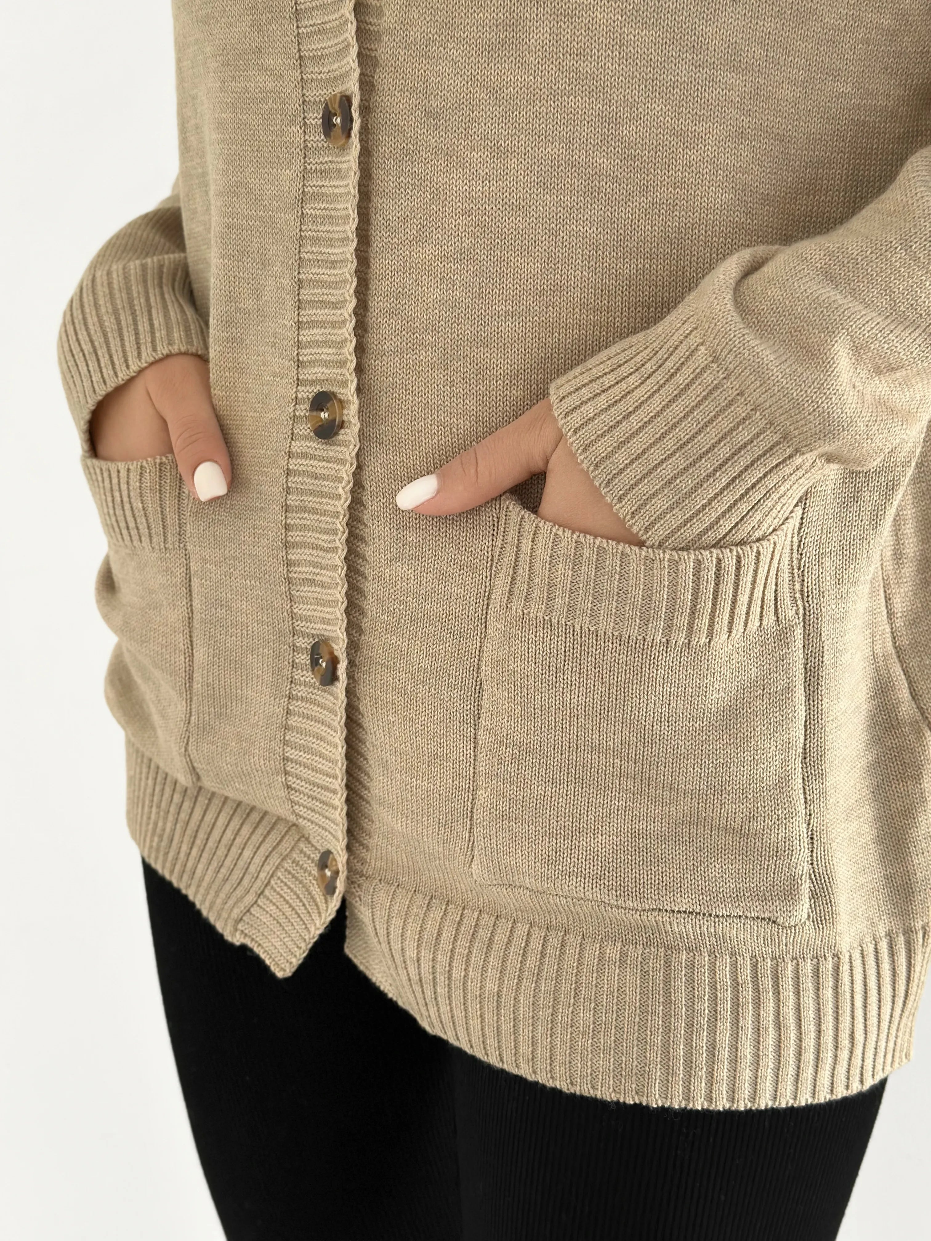 Knitted cardigan elongated with buttons beige