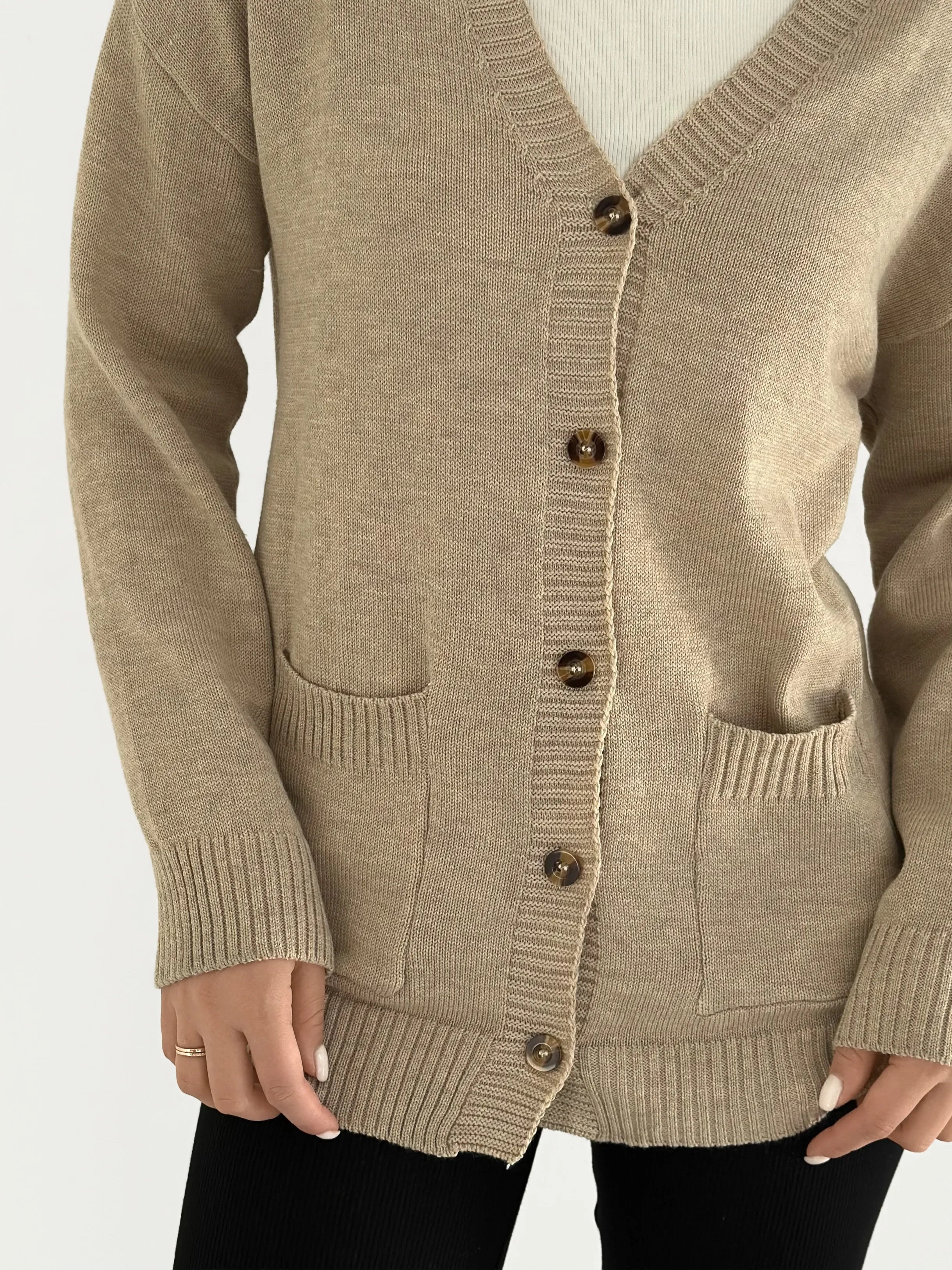 Knitted cardigan elongated with buttons beige