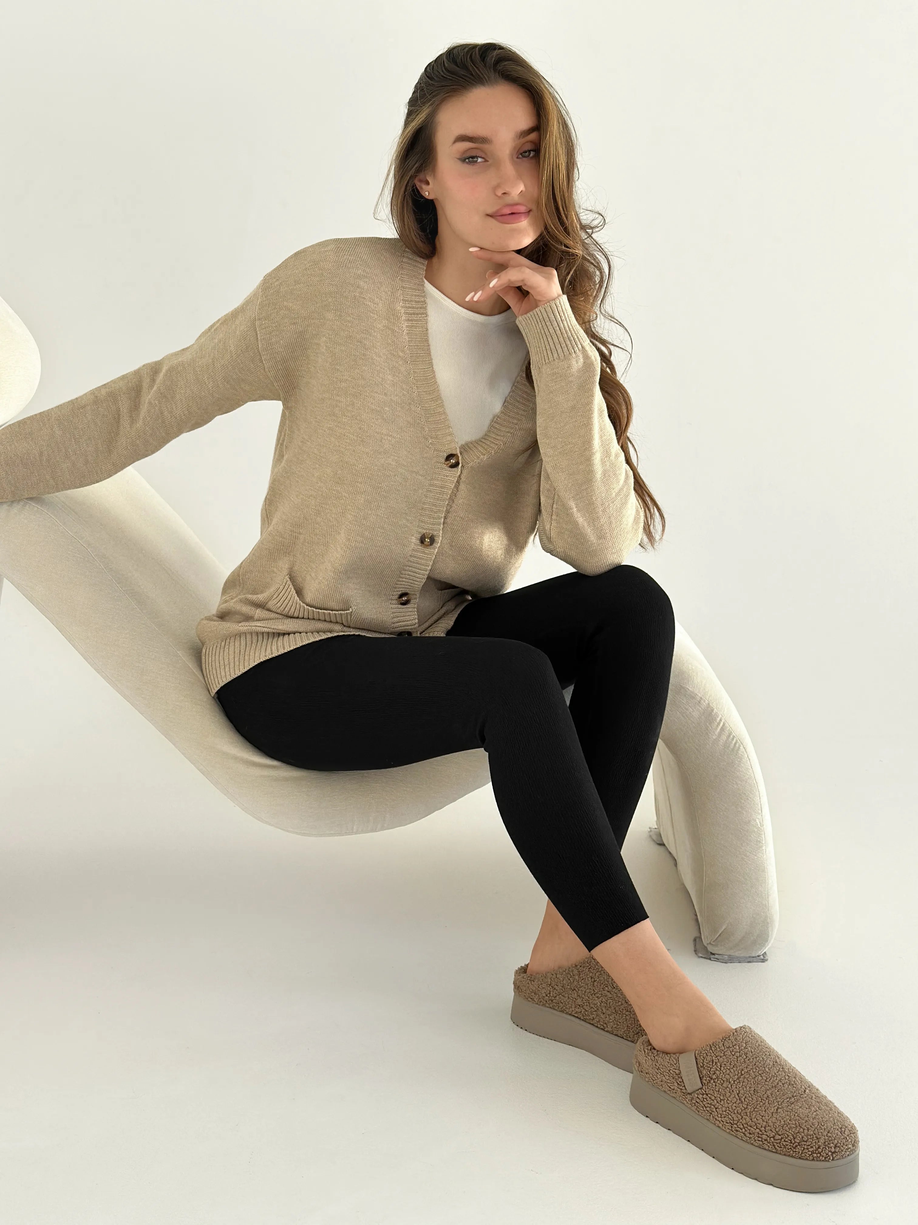 Knitted cardigan elongated with buttons beige