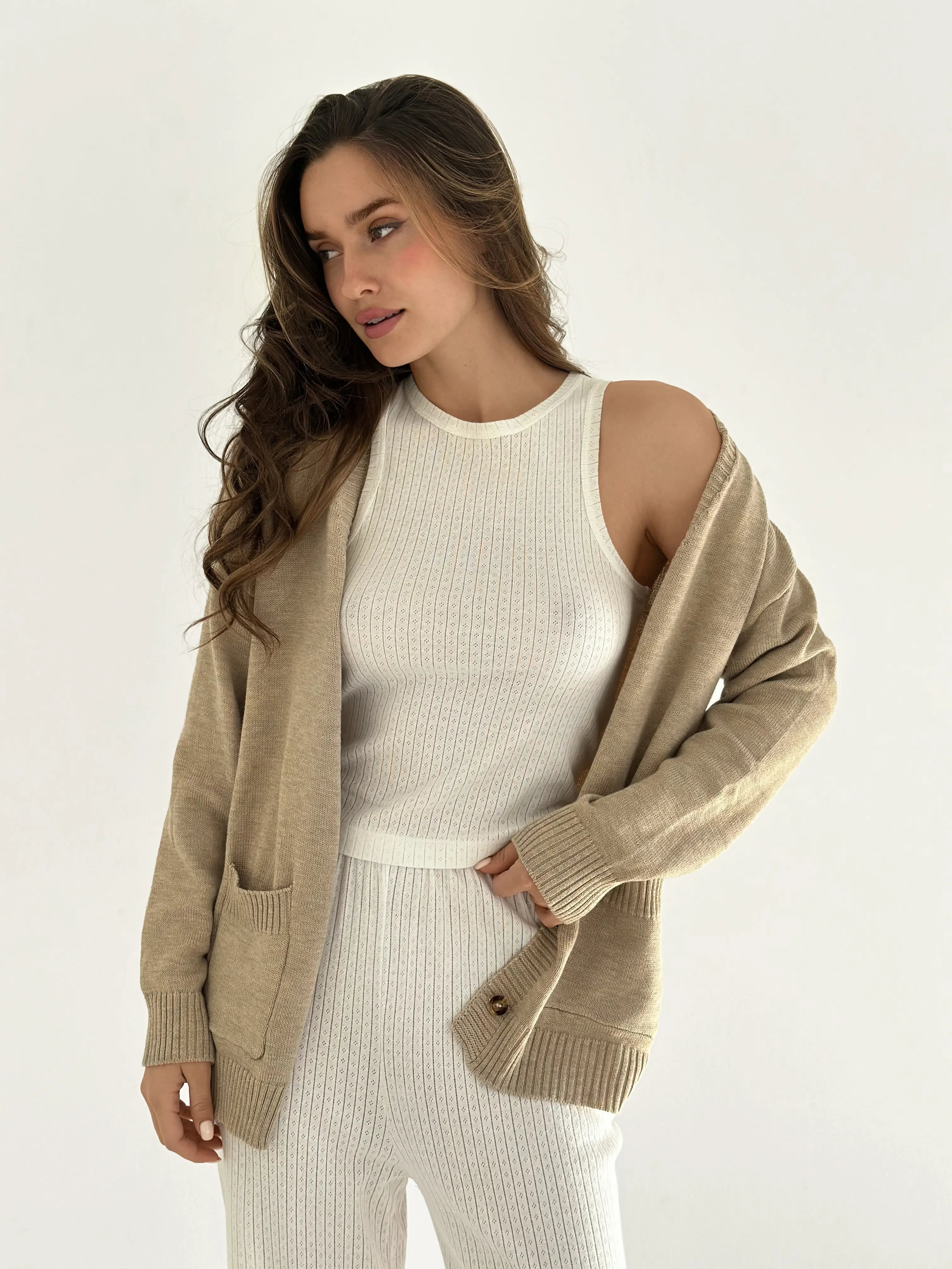 Knitted cardigan elongated with buttons beige