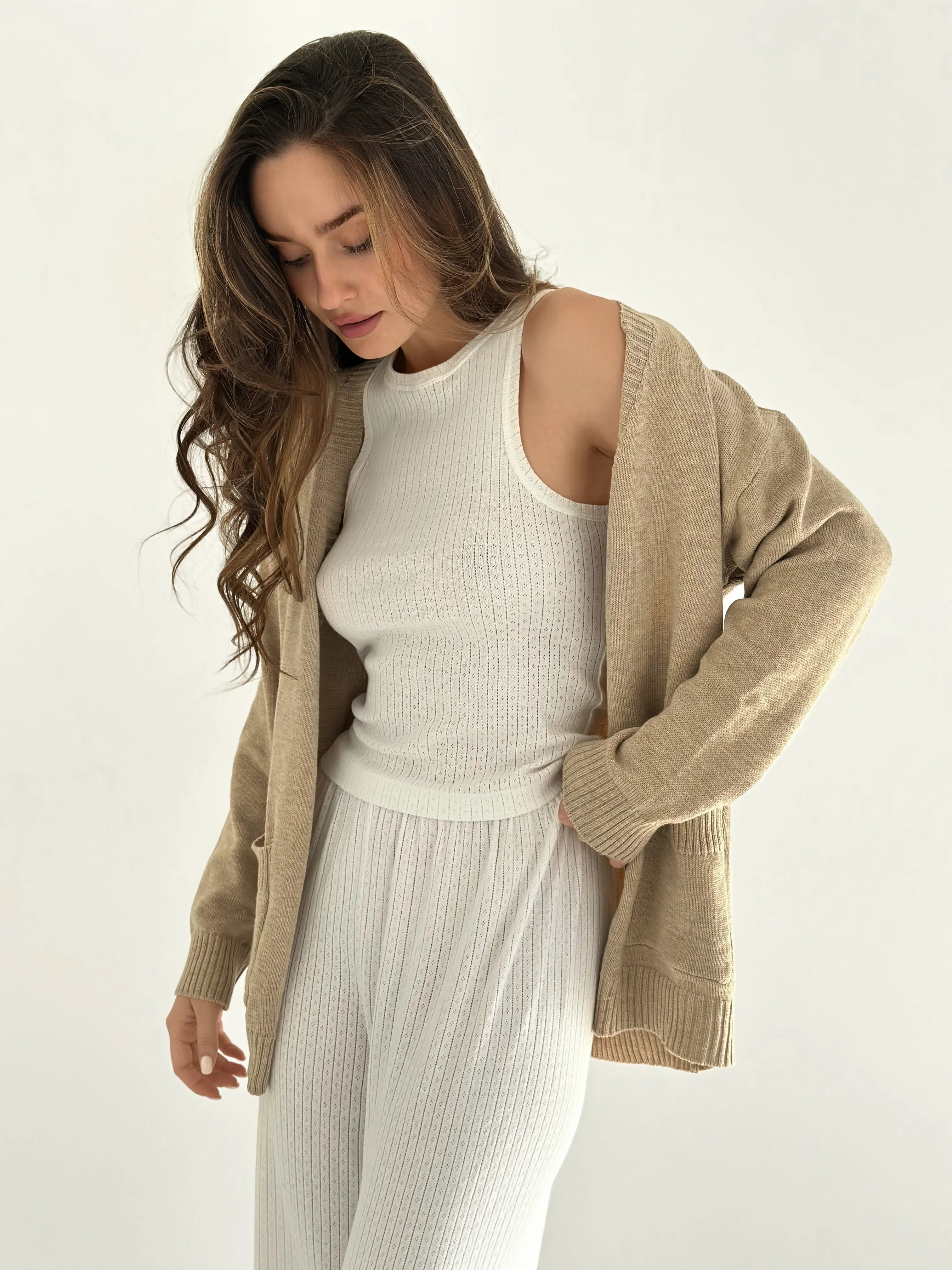 Knitted cardigan elongated with buttons beige
