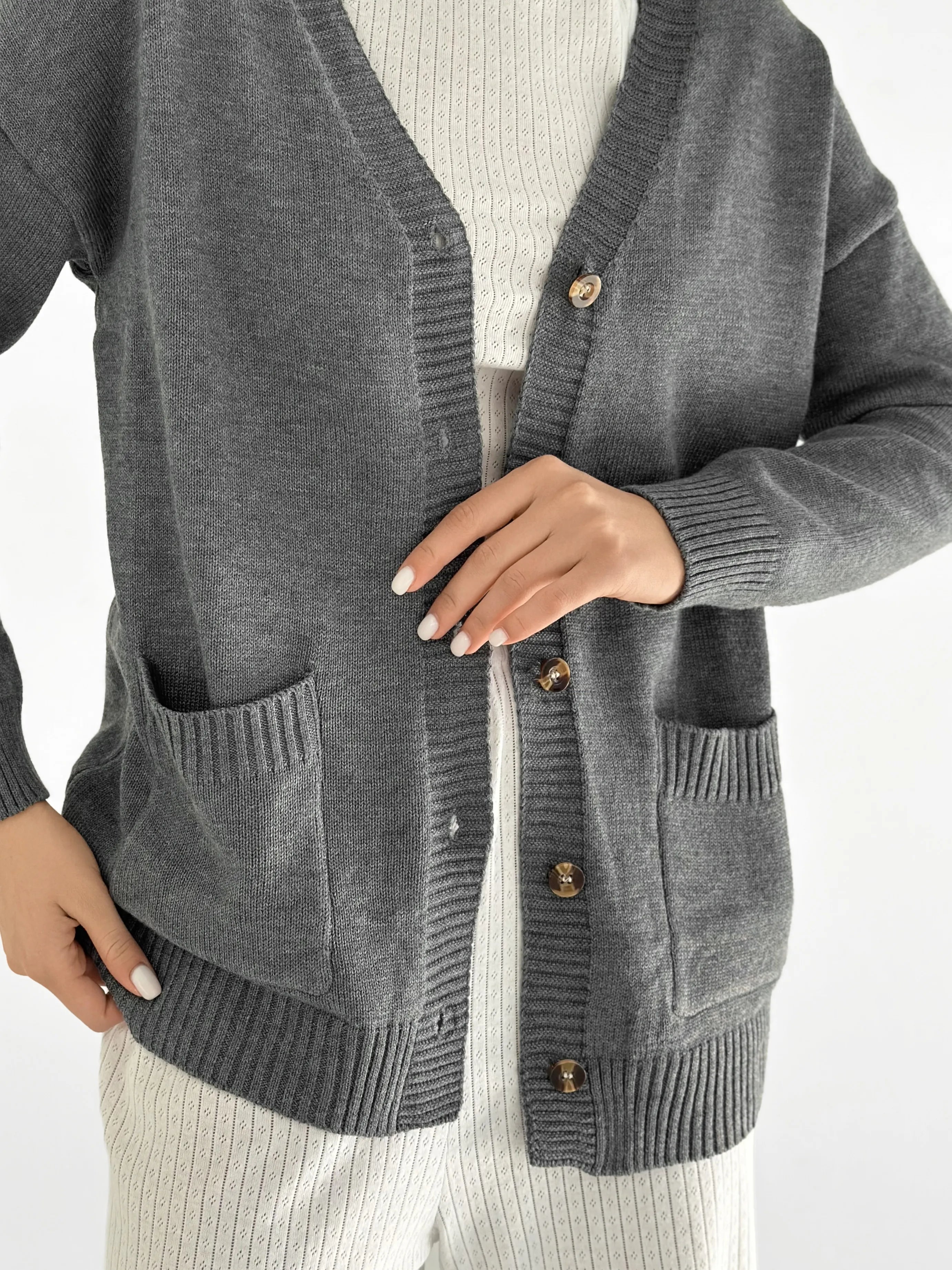 Knitted cardigan elongated with buttons graphite