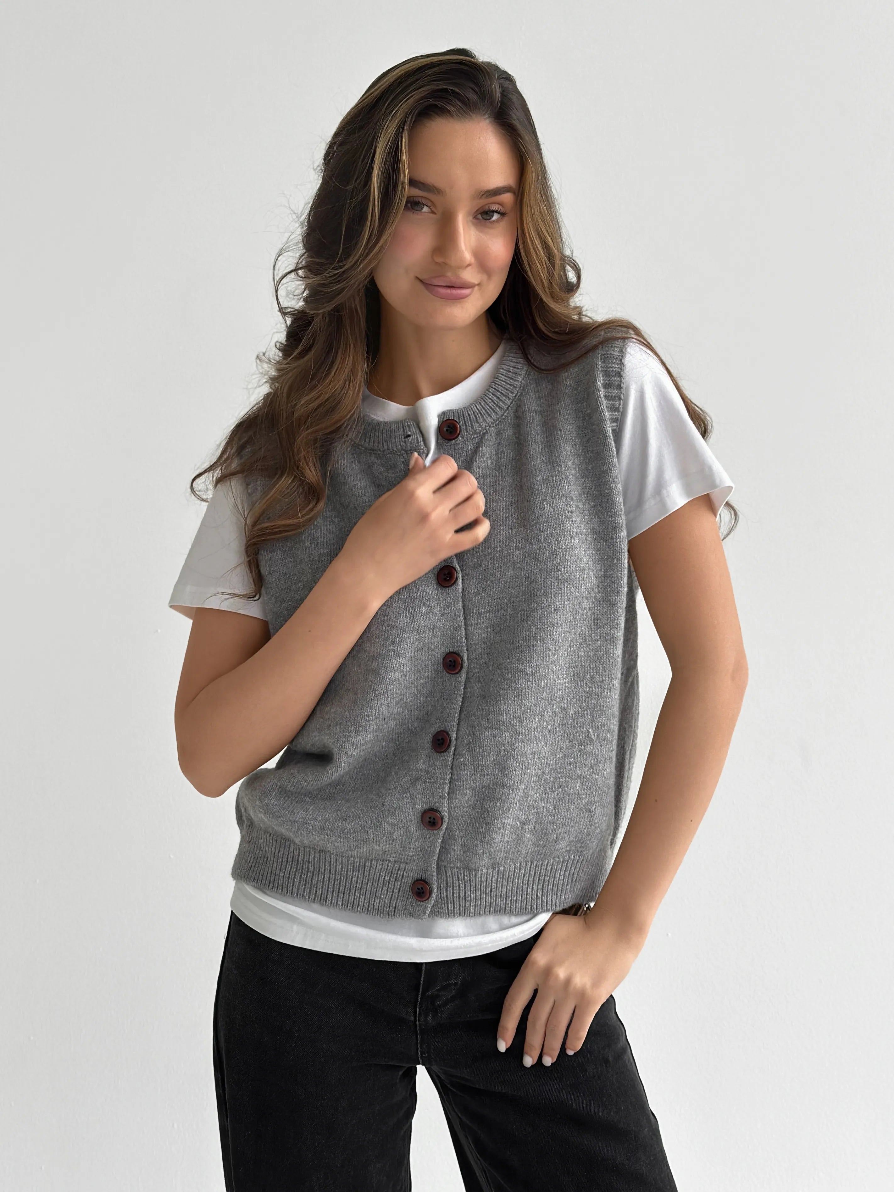 Knitted vest with buttons gray