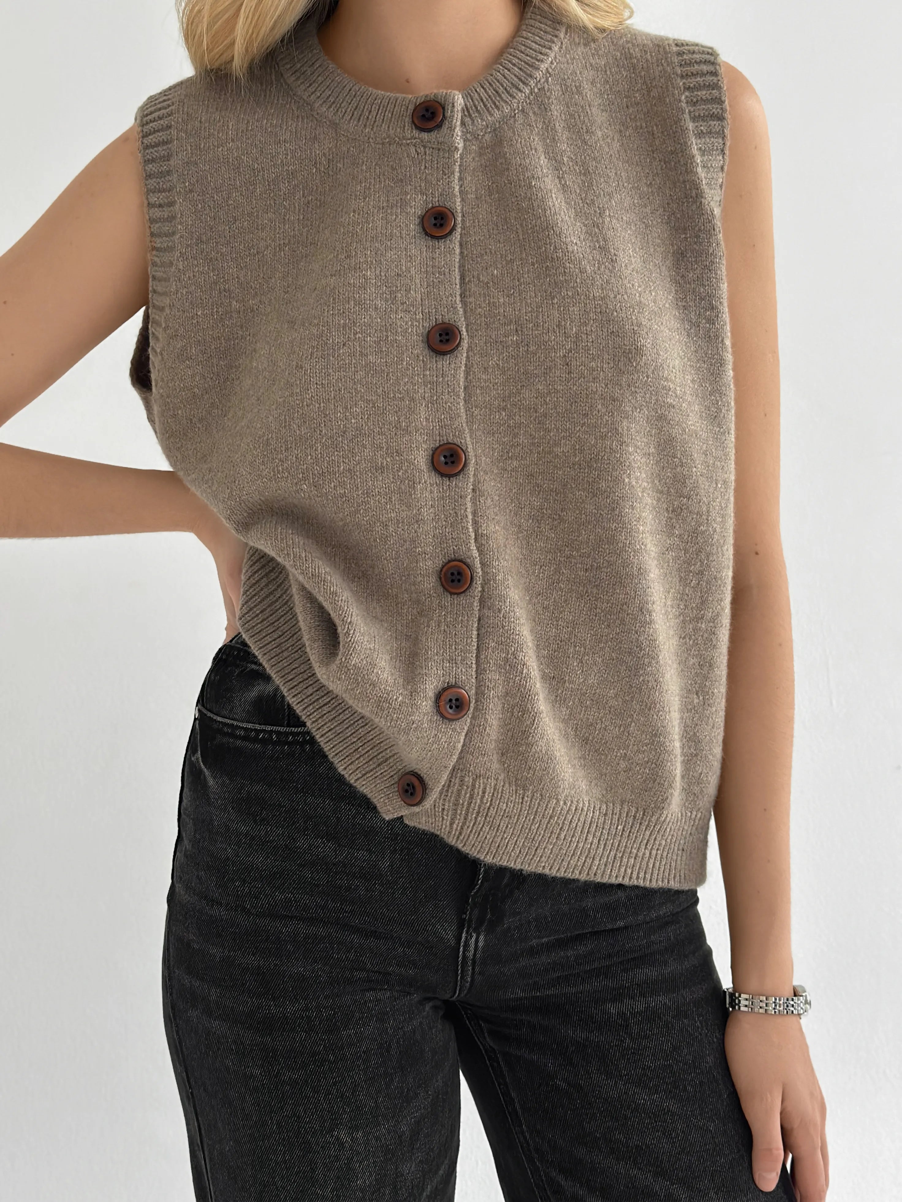 Knitted vest with buttons beige