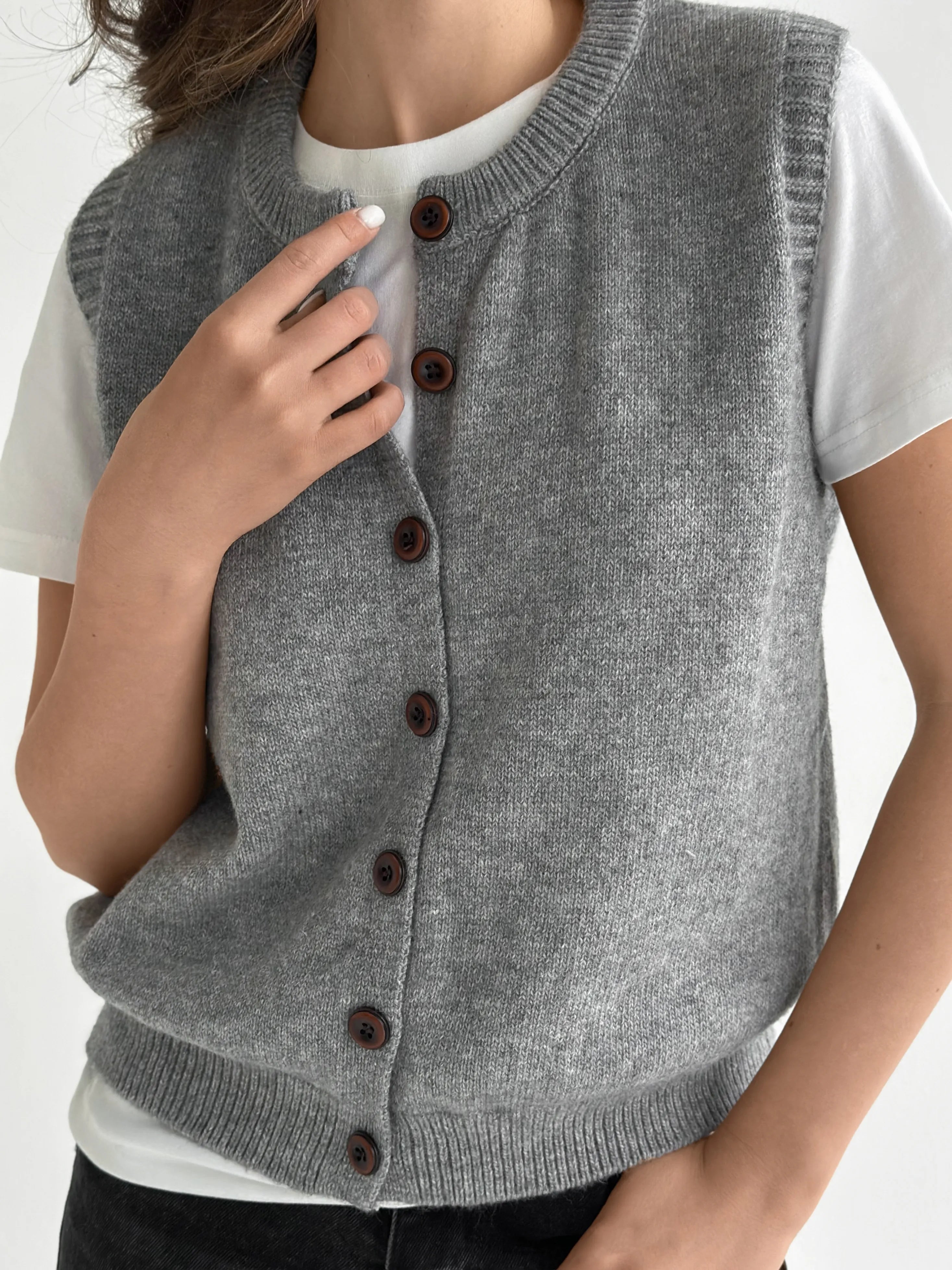 Knitted vest with buttons gray