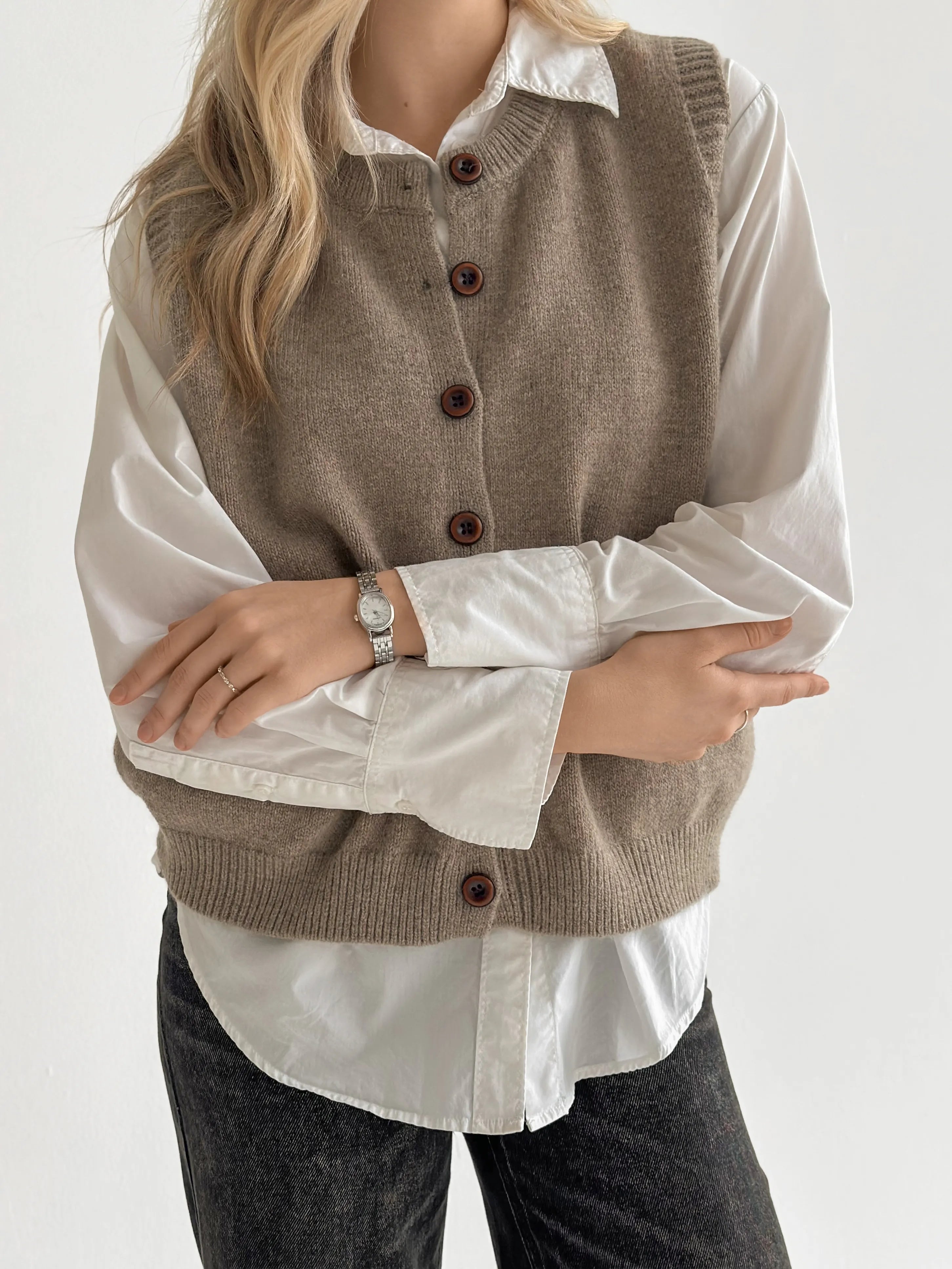 Knitted vest with buttons beige