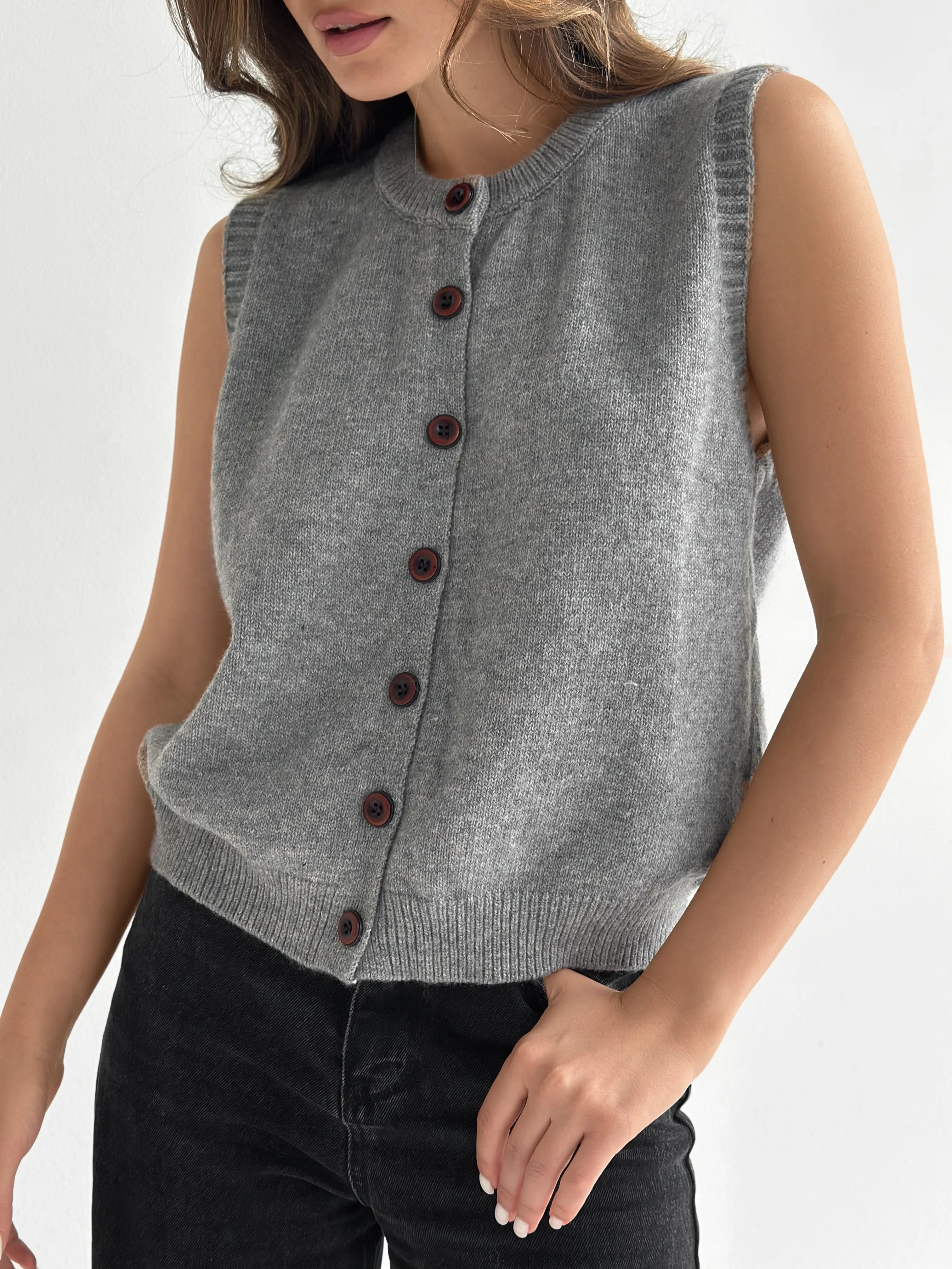 Knitted vest with buttons gray